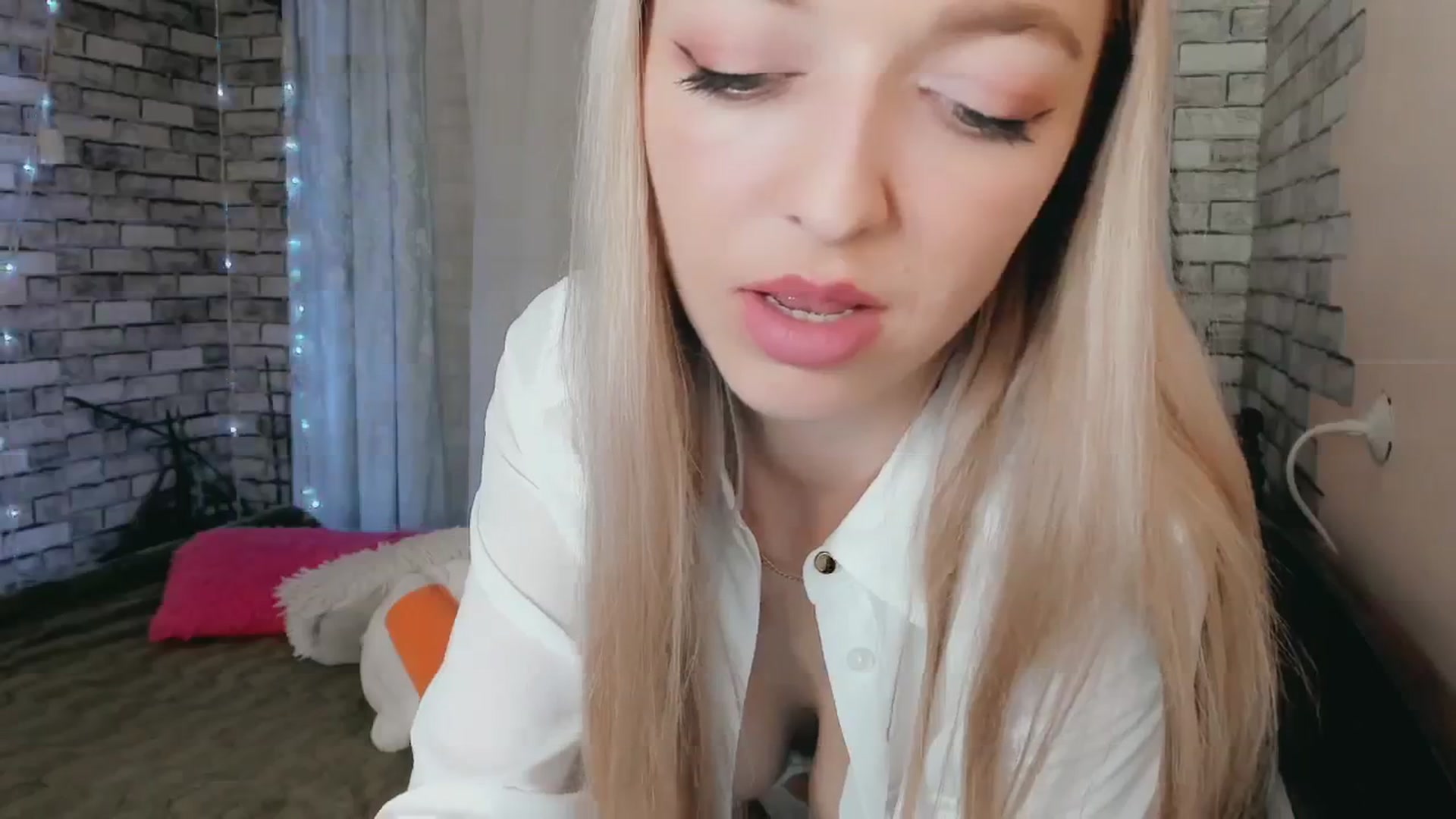 Gallery image thumbnail from Ambri_Lili's myfreecams stream on, 04/18/2024, 15:04 image 15 of 20