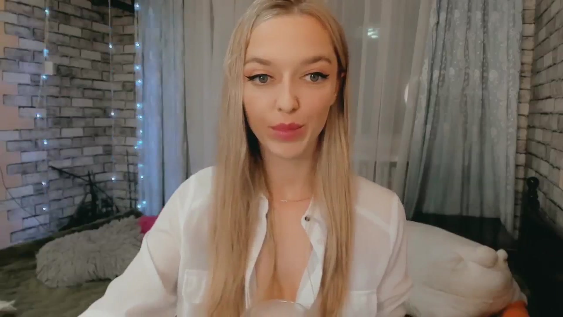 Gallery image thumbnail from Ambri_Lili's myfreecams stream on, 04/25/2024, 14:40 image 10 of 20