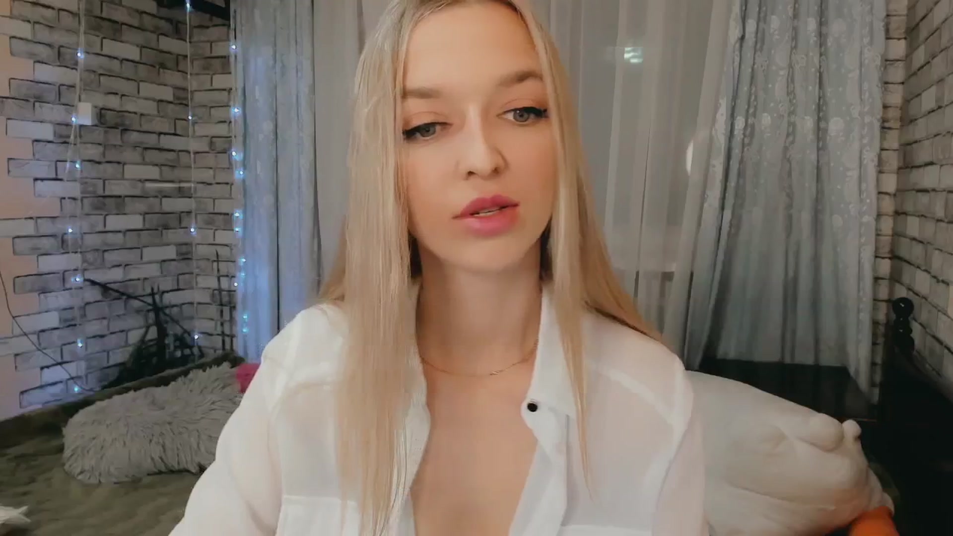 Gallery image thumbnail from Ambri_Lili's myfreecams stream on, 04/25/2024, 14:40 image 15 of 20