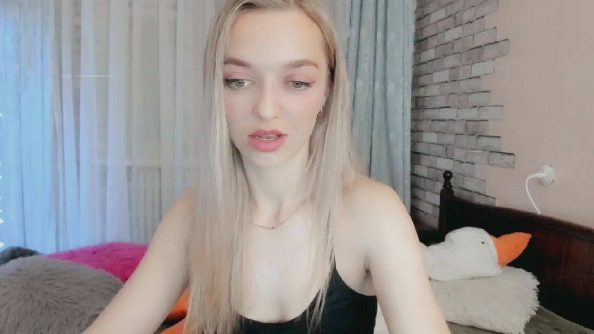 Gallery image thumbnail from Ambri_Lili's myfreecams stream on, 04/29/2024, 17:50 image 4 of 20
