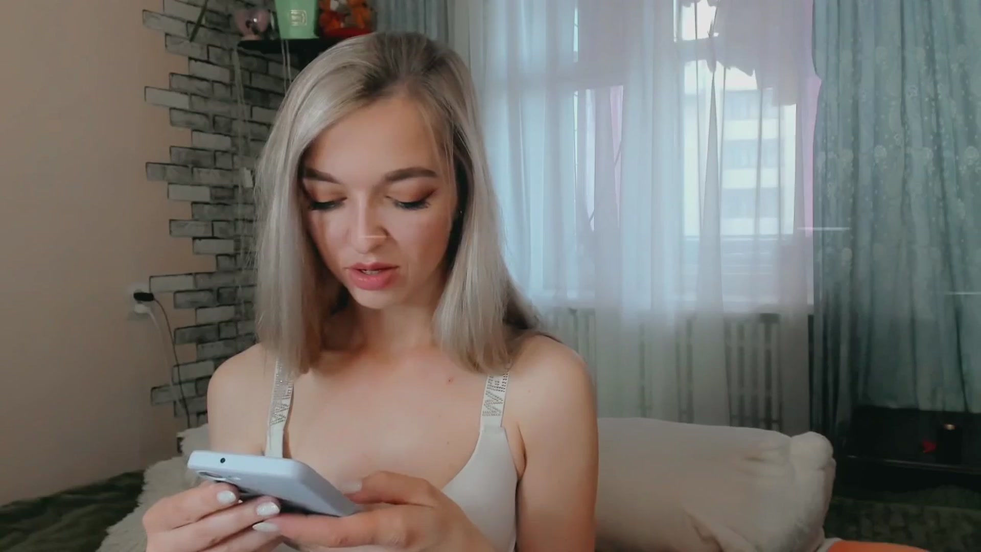 Gallery image thumbnail from Ambri_Lili's myfreecams stream on, 05/27/2024, 15:34 image 12 of 20