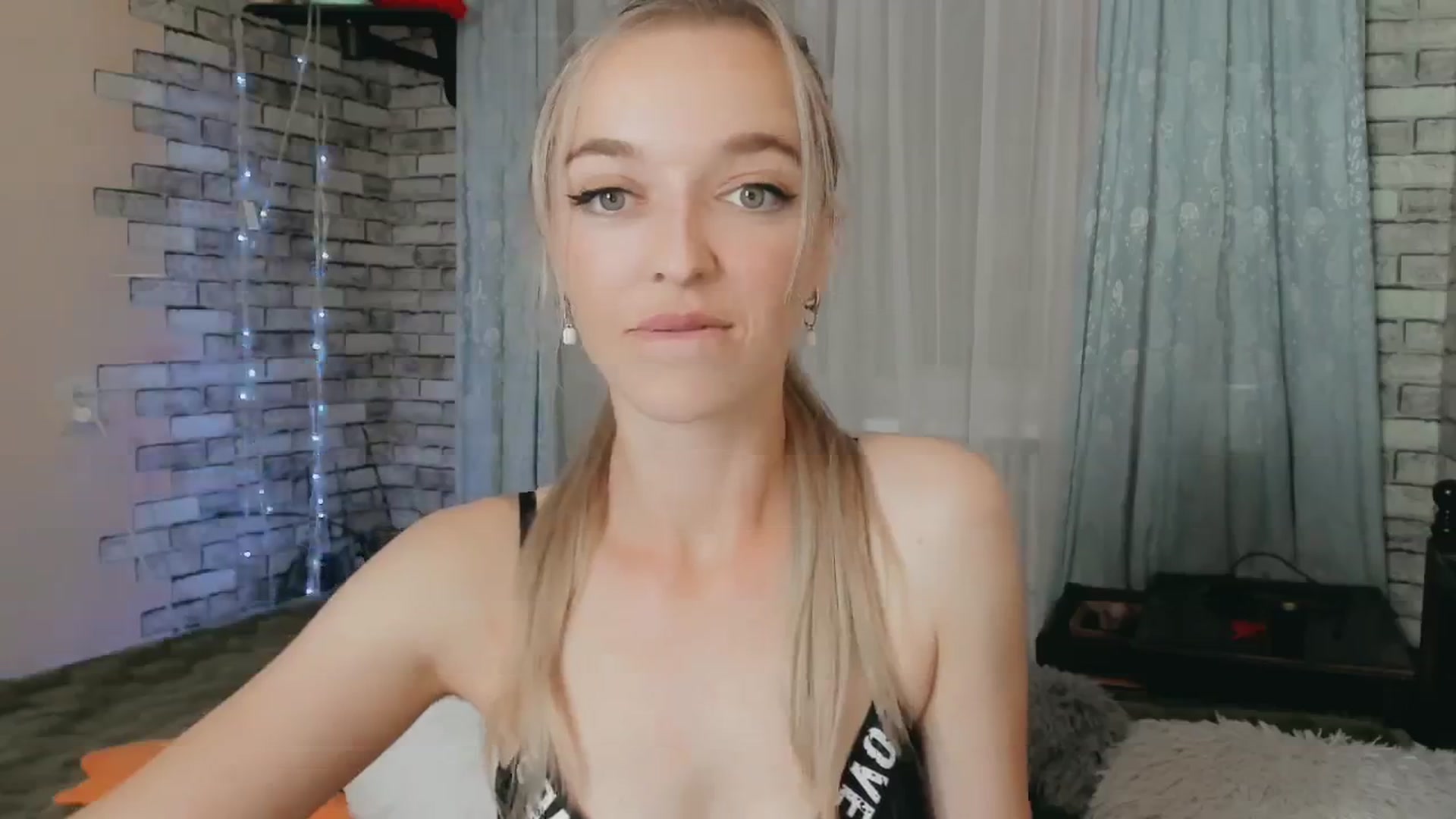 Gallery image thumbnail from Ambri_Lili's myfreecams stream on, 05/30/2024, 15:45 image 19 of 20