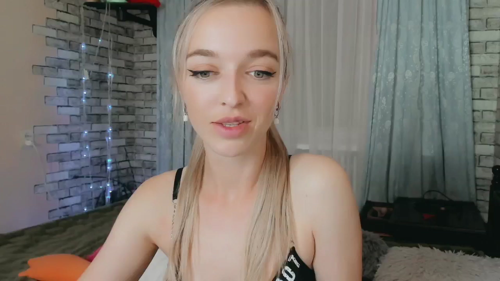 Gallery image thumbnail from Ambri_Lili's myfreecams stream on, 05/30/2024, 15:45 image 7 of 20
