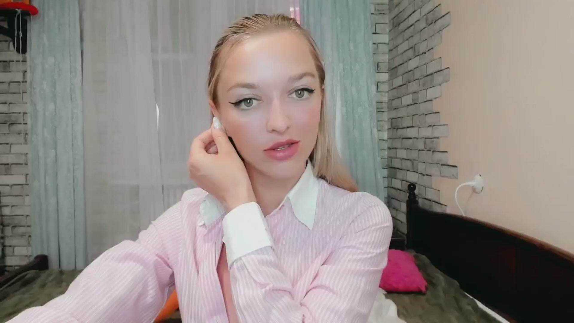 Gallery image thumbnail from Ambri_Lili's myfreecams stream on, 06/06/2024, 13:25 image 14 of 20