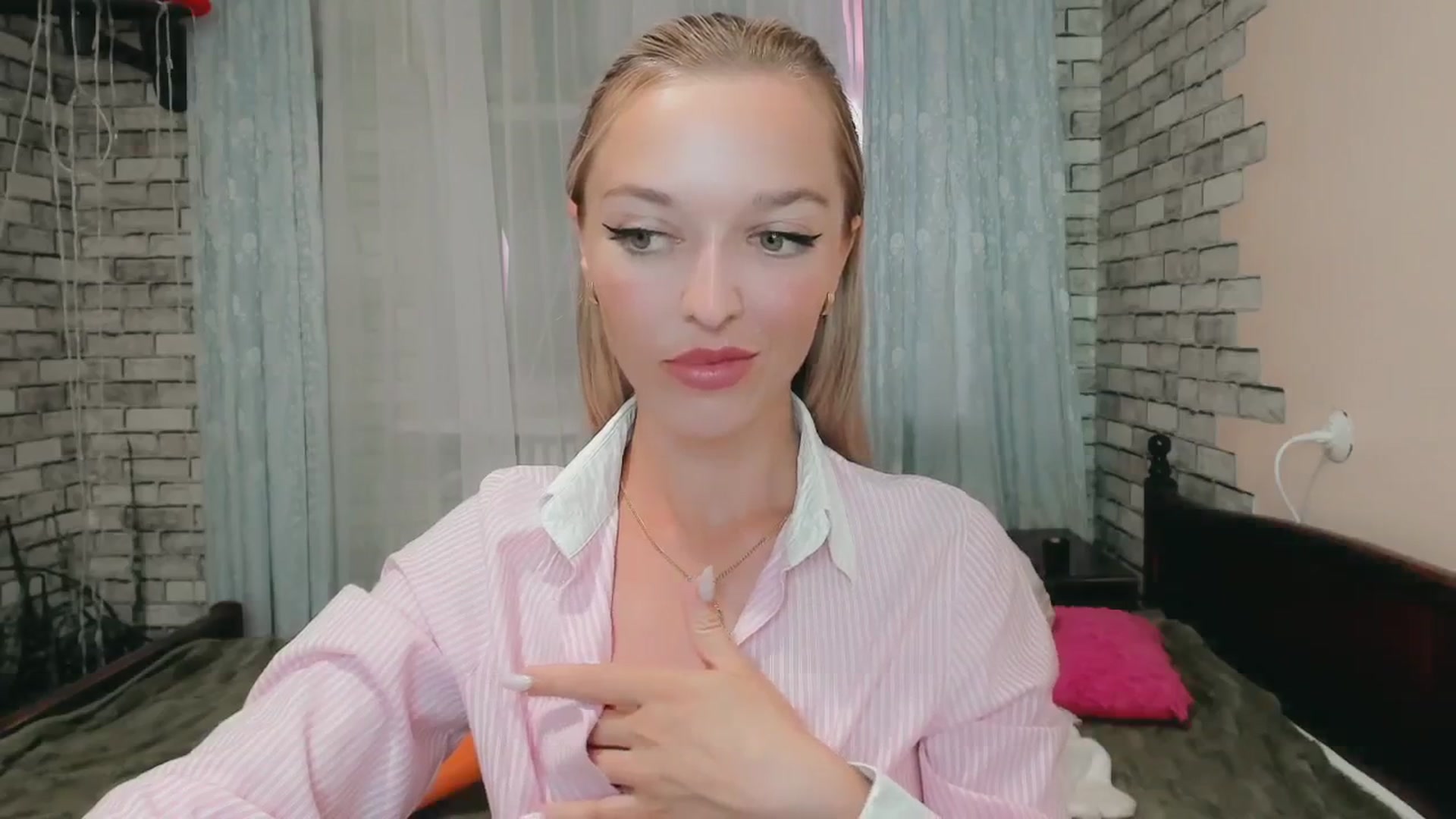 Gallery image thumbnail from Ambri_Lili's myfreecams stream on, 06/06/2024, 13:25 image 18 of 20
