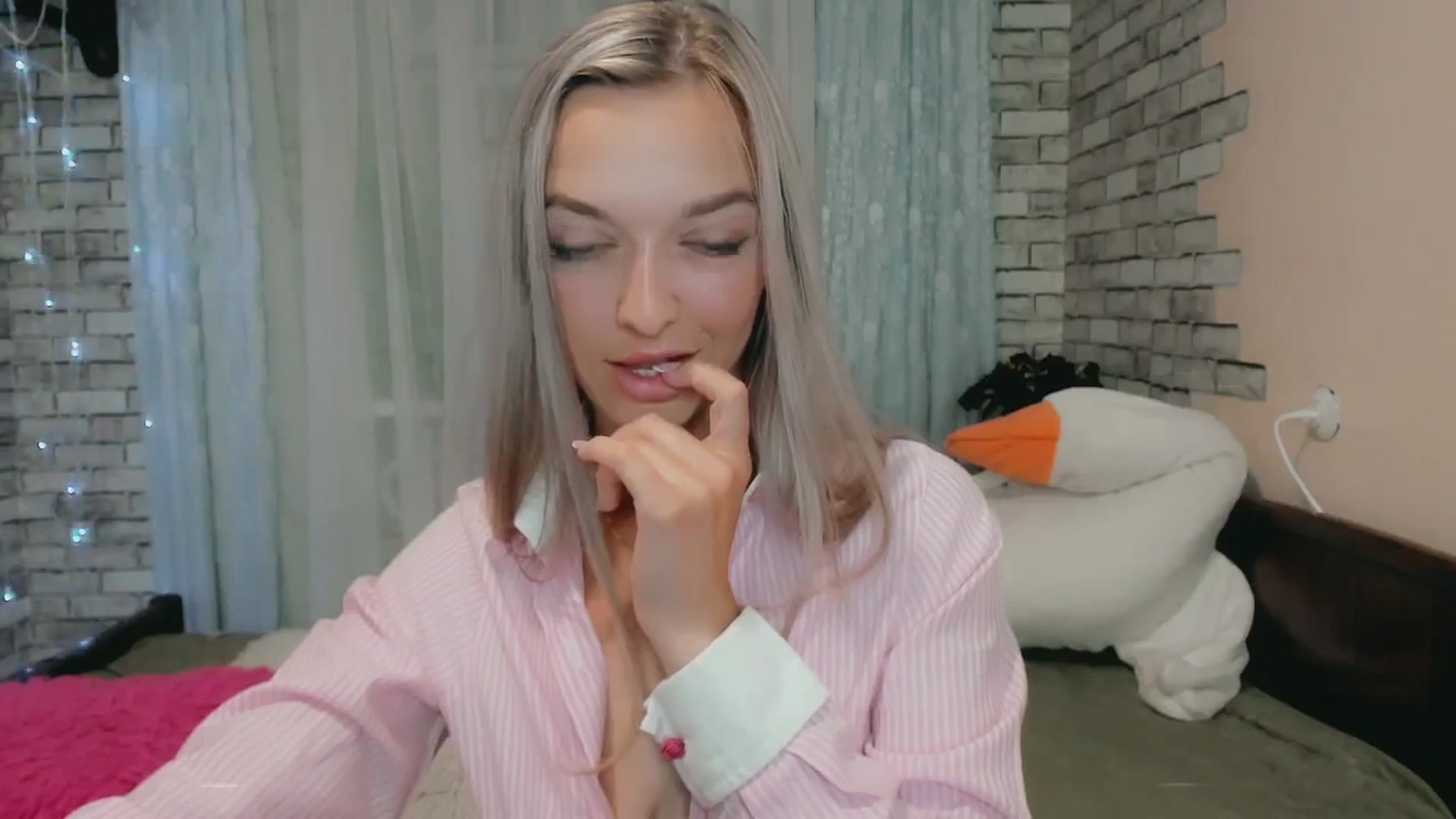 Gallery image thumbnail from Ambri_Lili's myfreecams stream on, 06/18/2024, 20:11 image 14 of 20