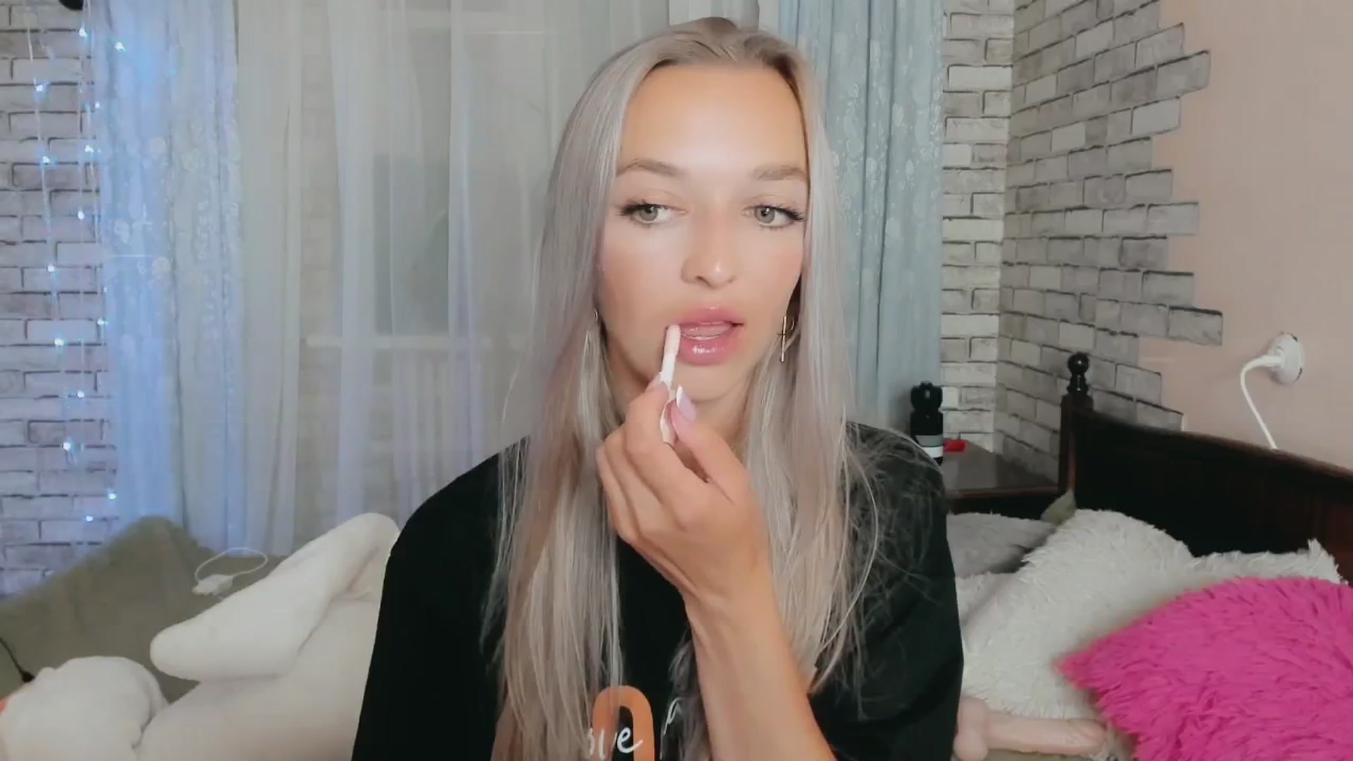 Gallery image thumbnail from Ambri_Lili's myfreecams stream on, 06/25/2024, 19:59 image 18 of 20