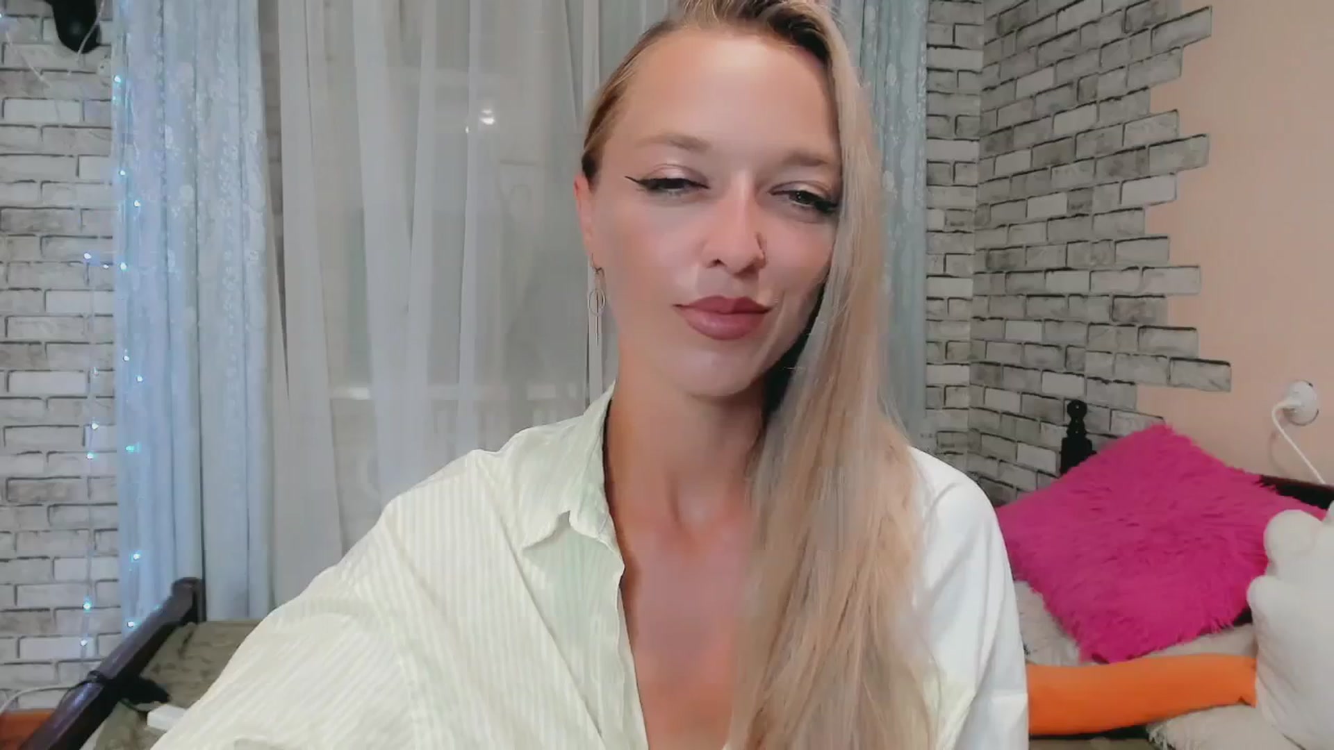 Gallery image thumbnail from Ambri_Lili's myfreecams stream on, 07/09/2024, 14:58 image 7 of 20