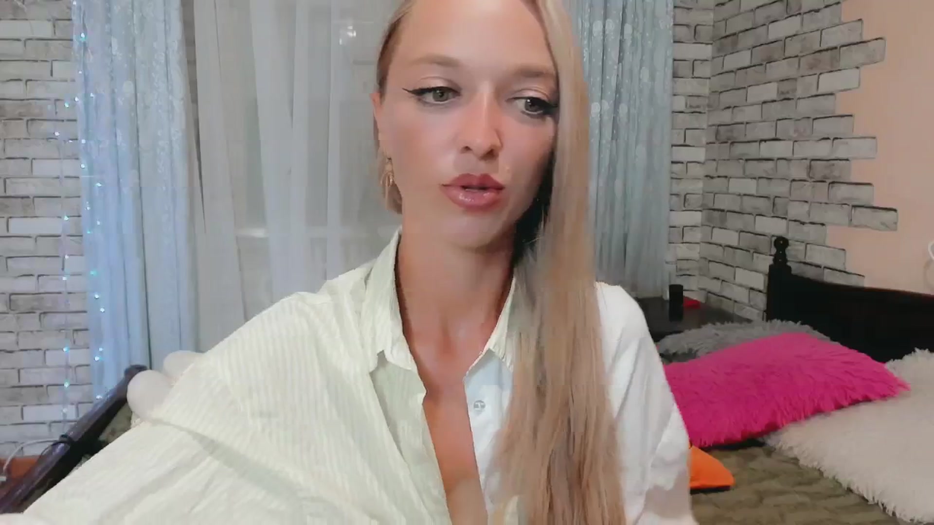 Gallery image thumbnail from Ambri_Lili's myfreecams stream on, 07/09/2024, 15:45 image 4 of 20