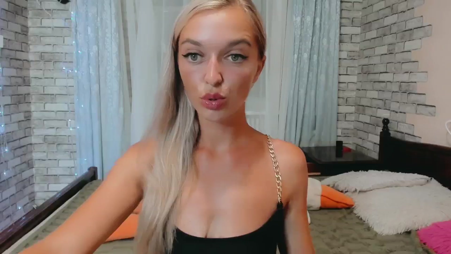 Gallery image thumbnail from Ambri_Lili's myfreecams stream on, 07/11/2024, 20:17 image 4 of 20
