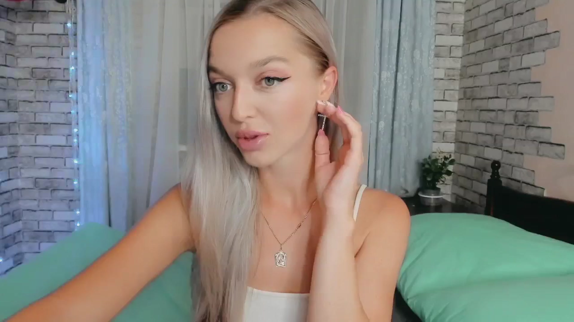 Gallery image thumbnail from Ambri_Lili's myfreecams stream on, 08/16/2024, 19:14 image 15 of 20