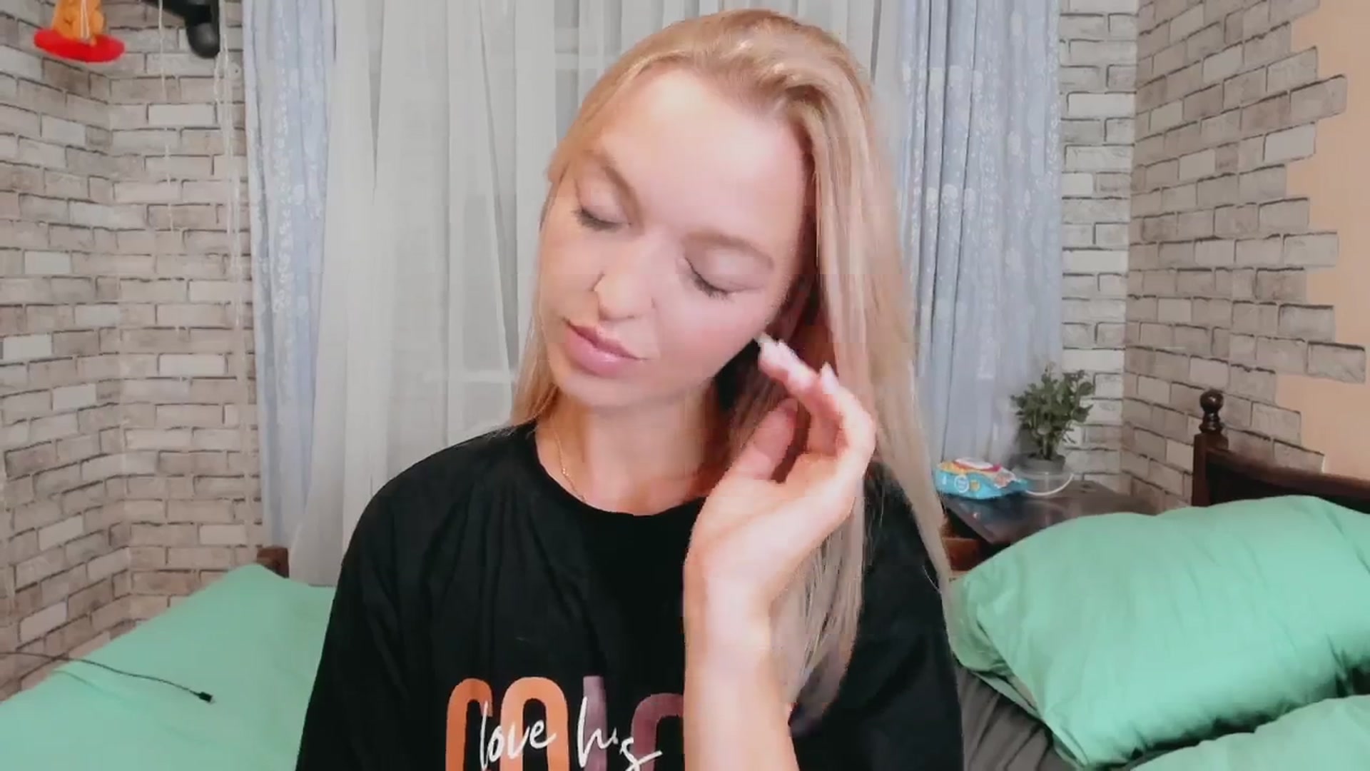 Gallery image thumbnail from Ambri_Lili's myfreecams stream on, 08/26/2024, 21:24 image 12 of 20