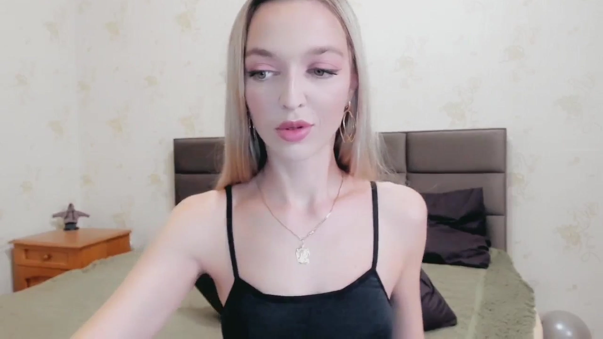 Gallery image thumbnail from Ambri_Lili's myfreecams stream on, 12/23/2024, 19:43 image 19 of 20