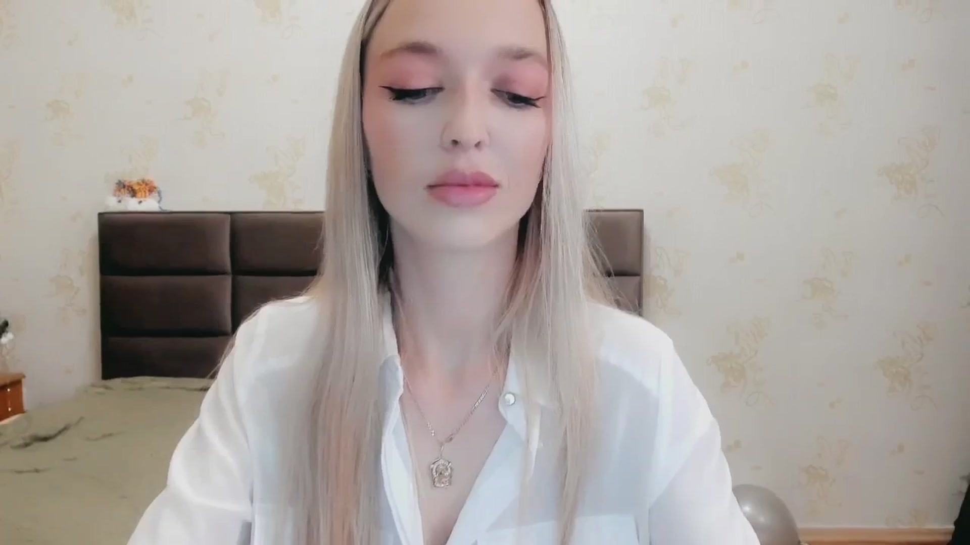 Gallery image thumbnail from Ambri_Lili's myfreecams stream on, 12/25/2024, 21:38 image 17 of 20