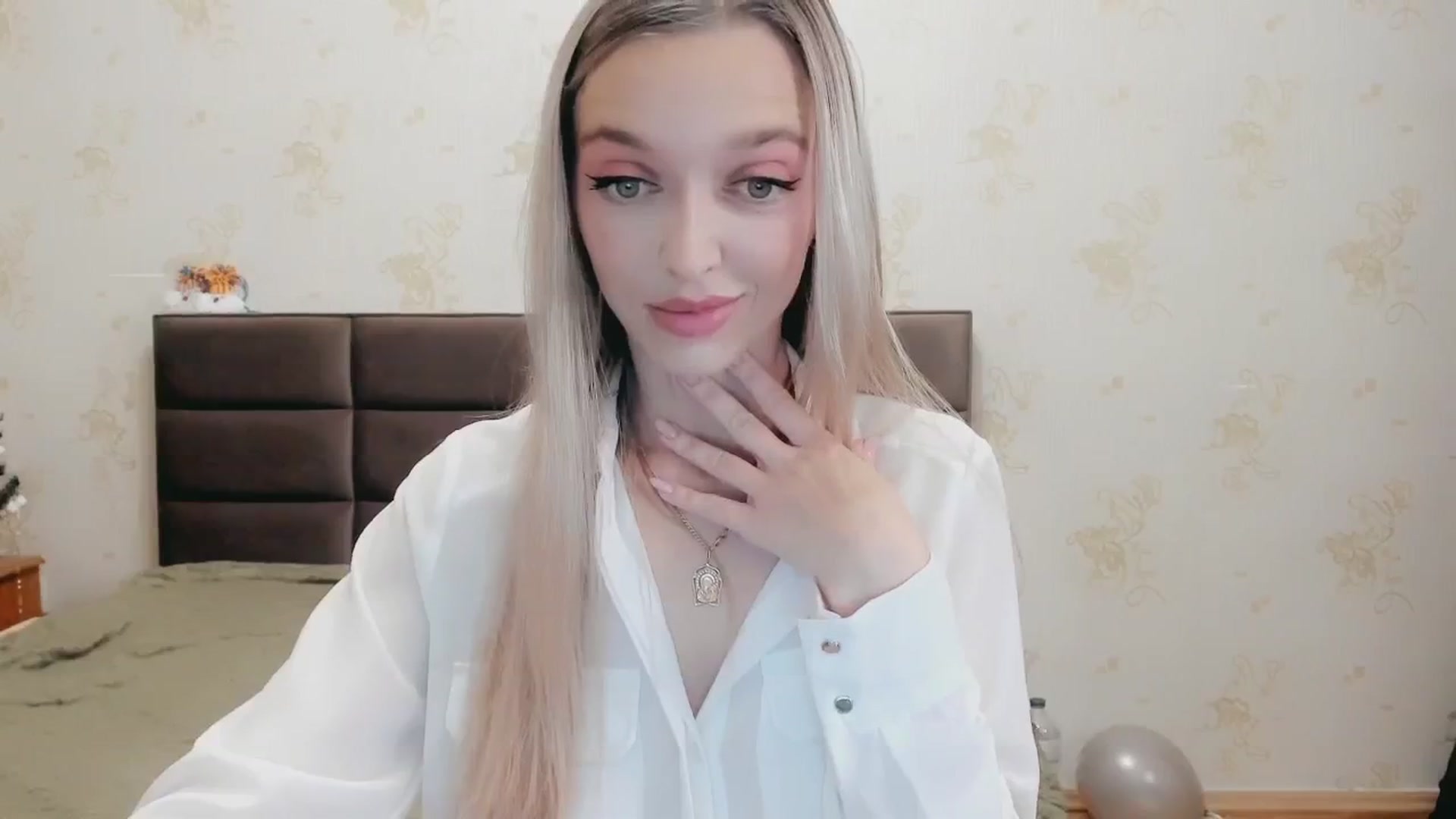 Gallery image thumbnail from Ambri_Lili's myfreecams stream on, 12/25/2024, 21:38 image 9 of 20