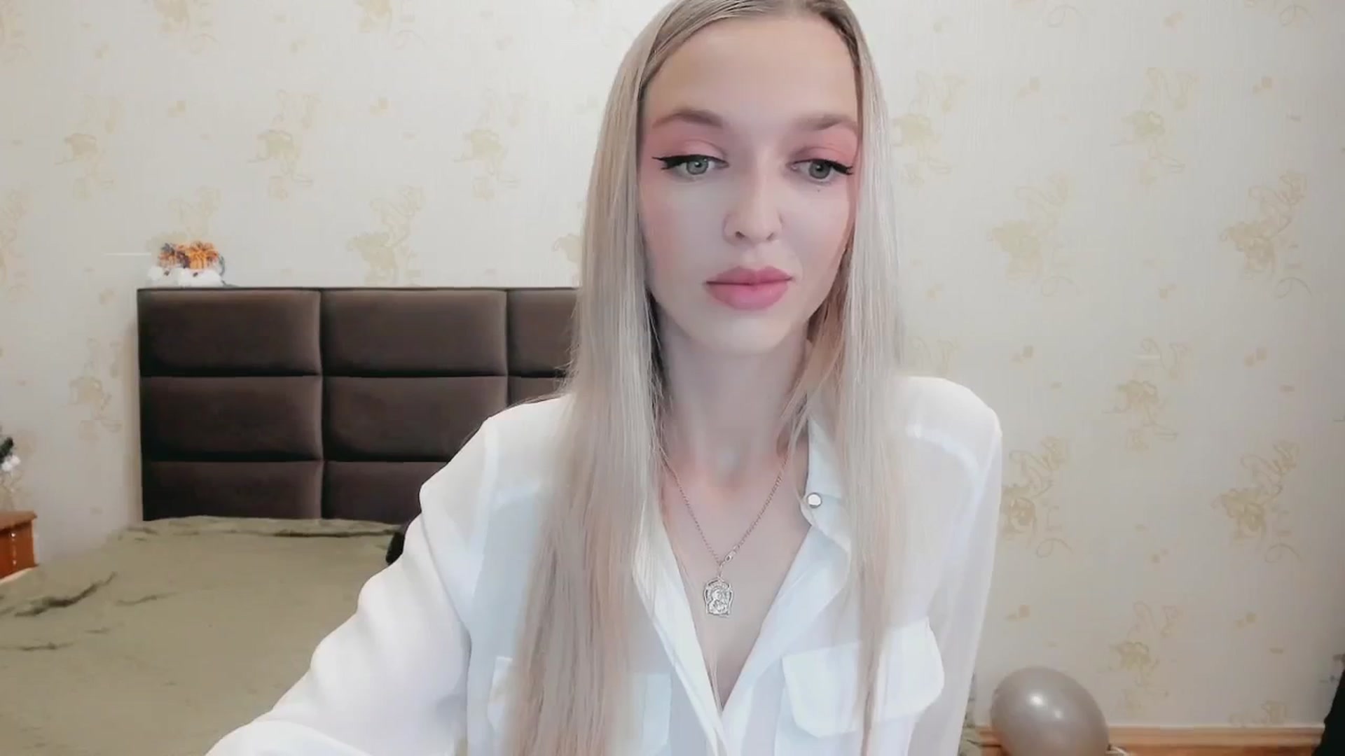 Gallery image thumbnail from Ambri_Lili's myfreecams stream on, 12/25/2024, 21:38 image 12 of 20