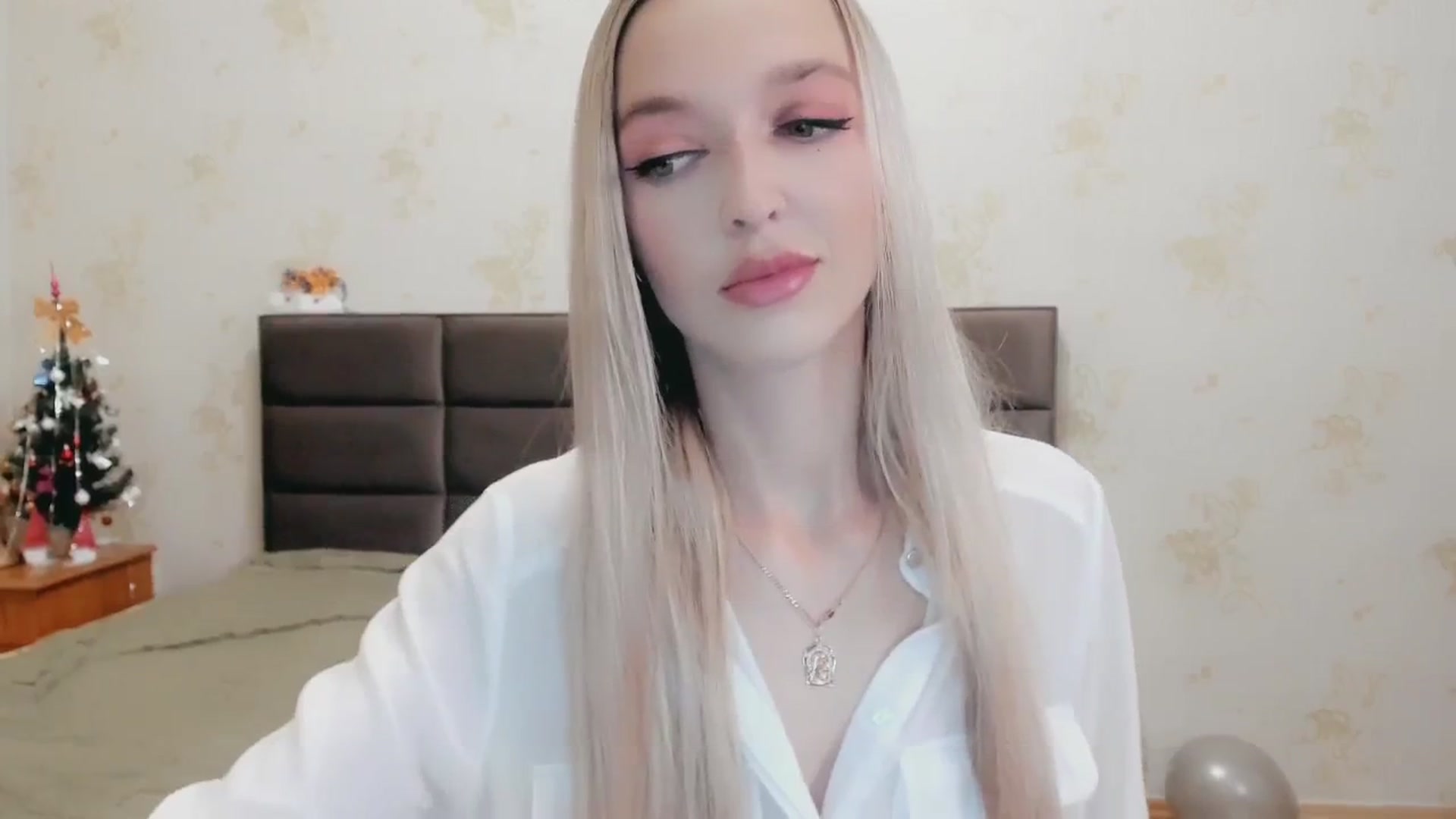 Gallery image thumbnail from Ambri_Lili's myfreecams stream on, 12/25/2024, 21:38 image 3 of 20