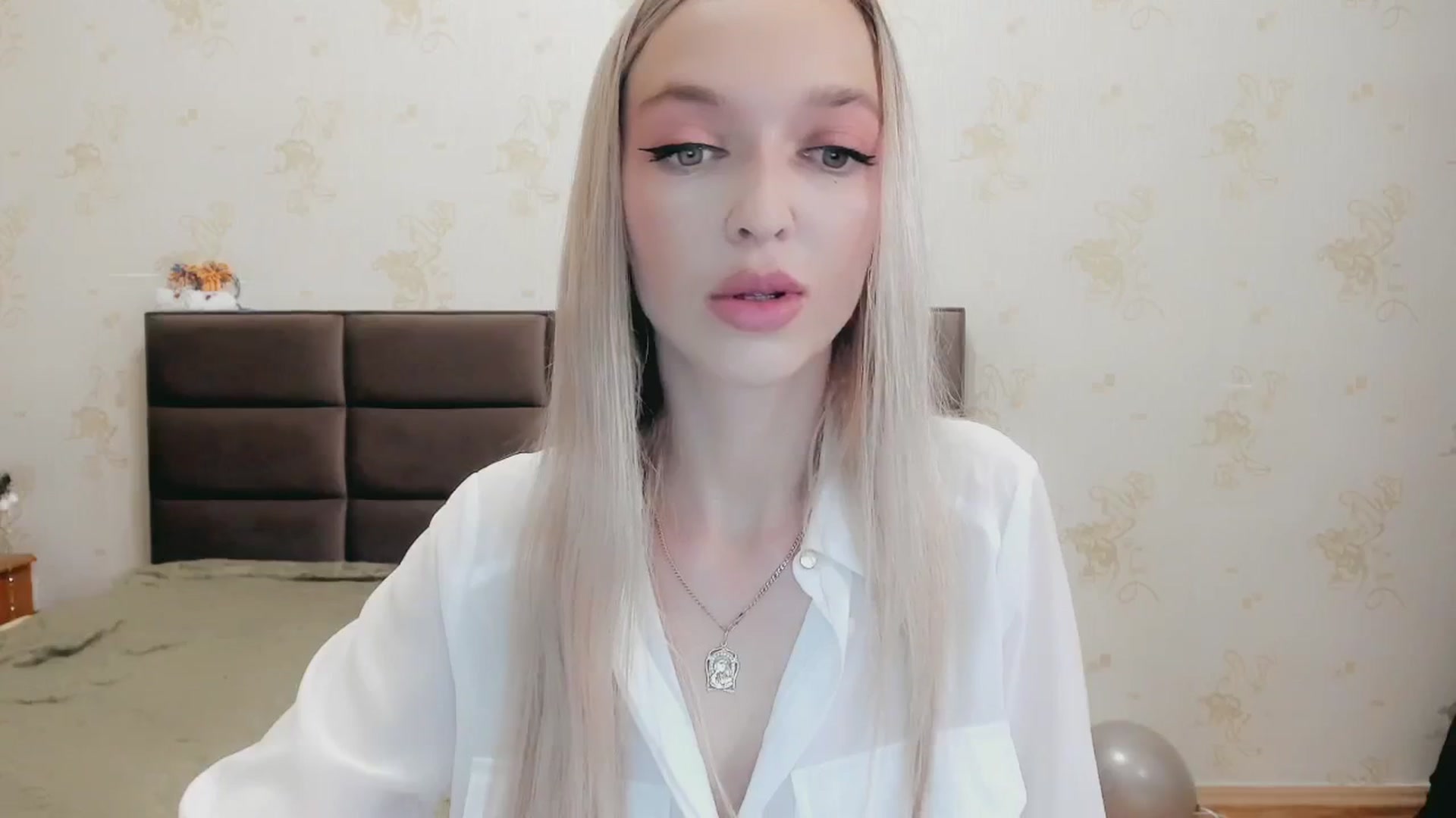 Gallery image thumbnail from Ambri_Lili's myfreecams stream on, 12/25/2024, 21:38 image 18 of 20