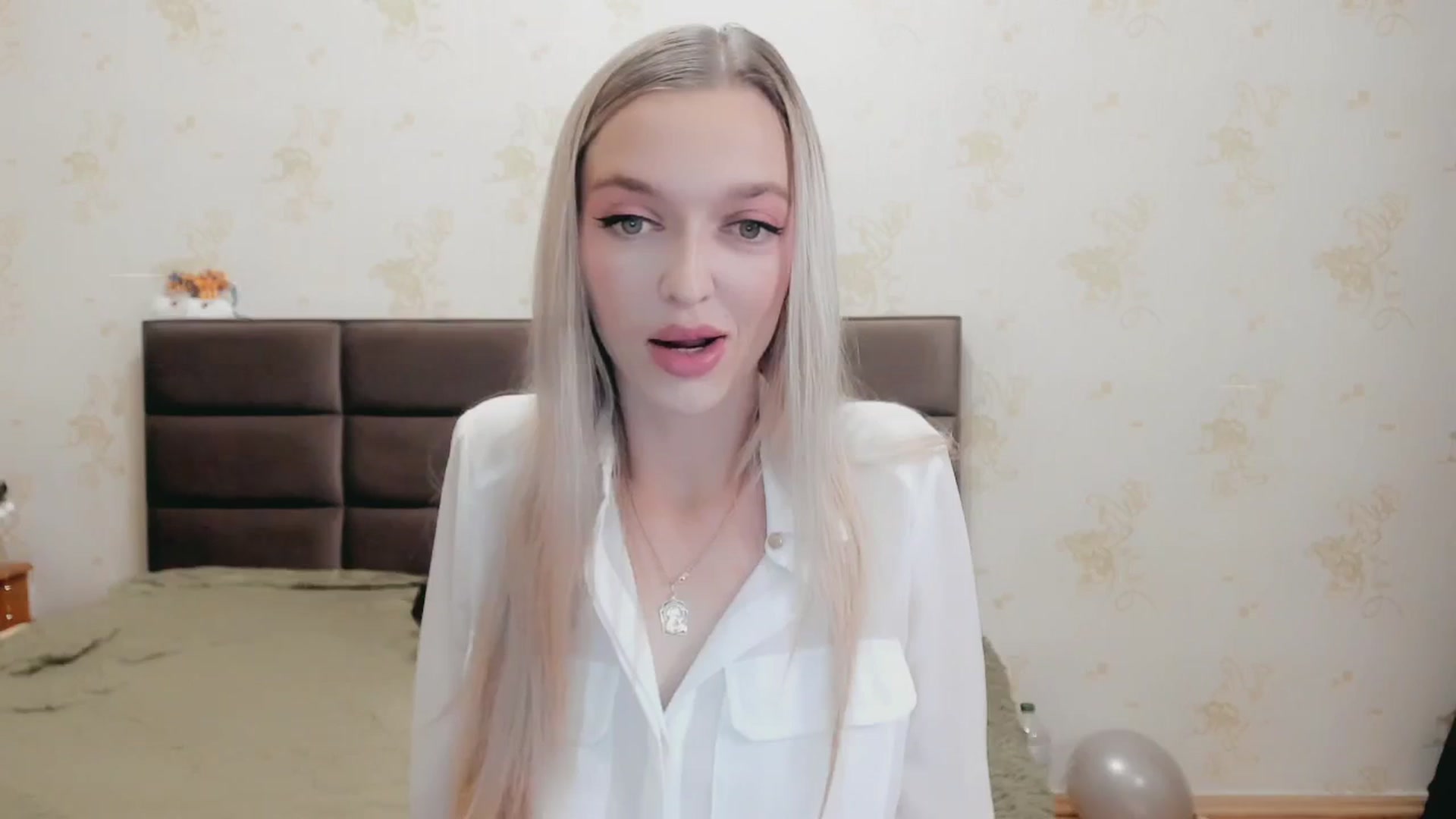 Gallery image thumbnail from Ambri_Lili's myfreecams stream on, 12/25/2024, 21:38 image 13 of 20