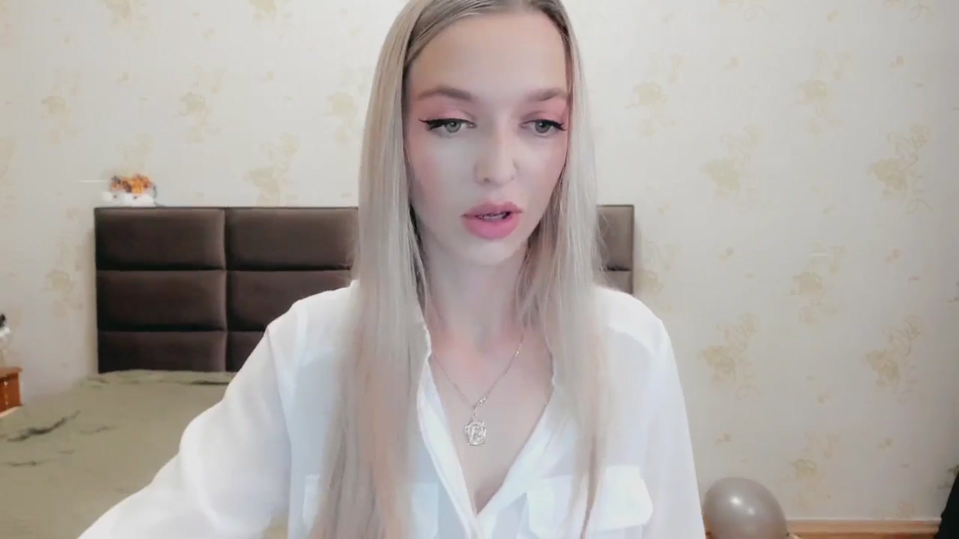 Gallery image thumbnail from Ambri_Lili's myfreecams stream on, 12/25/2024, 21:38 image 16 of 20
