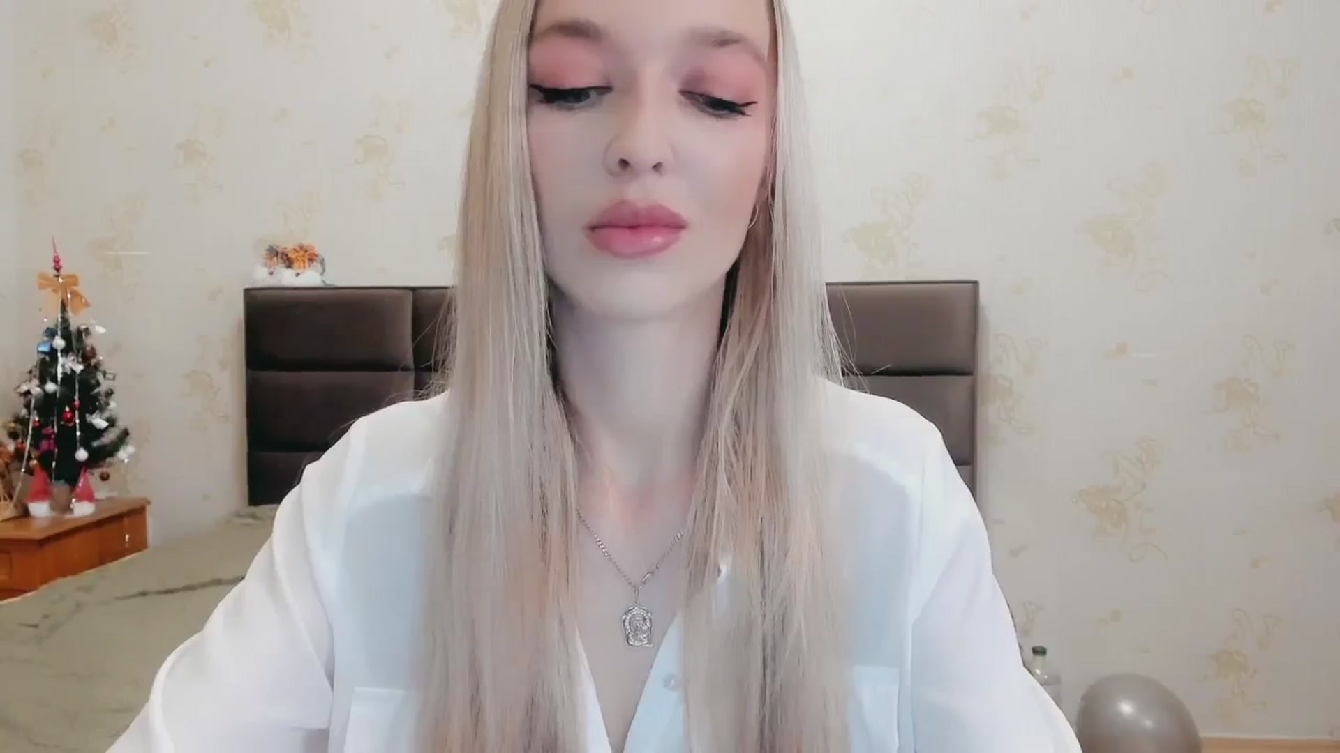 Gallery image thumbnail from Ambri_Lili's myfreecams stream on, 12/25/2024, 21:38 image 2 of 20