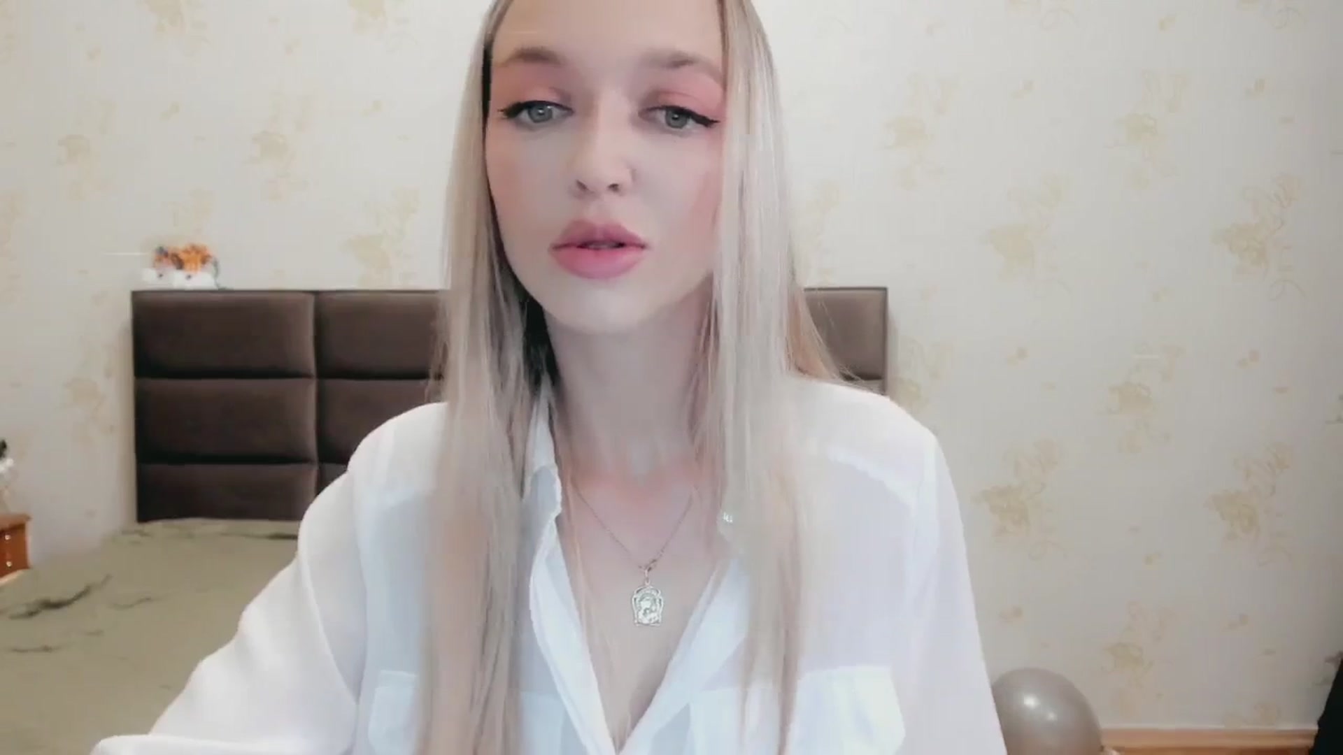 Gallery image thumbnail from Ambri_Lili's myfreecams stream on, 12/25/2024, 21:38 image 15 of 20