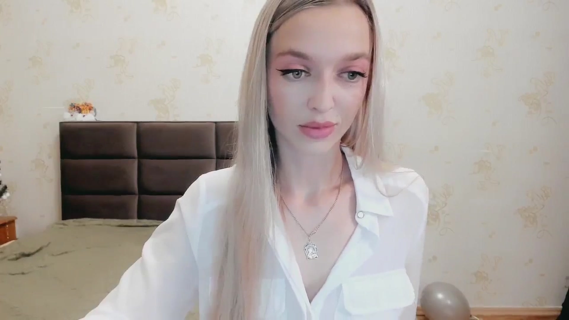 Gallery image thumbnail from Ambri_Lili's myfreecams stream on, 12/25/2024, 21:38 image 8 of 20