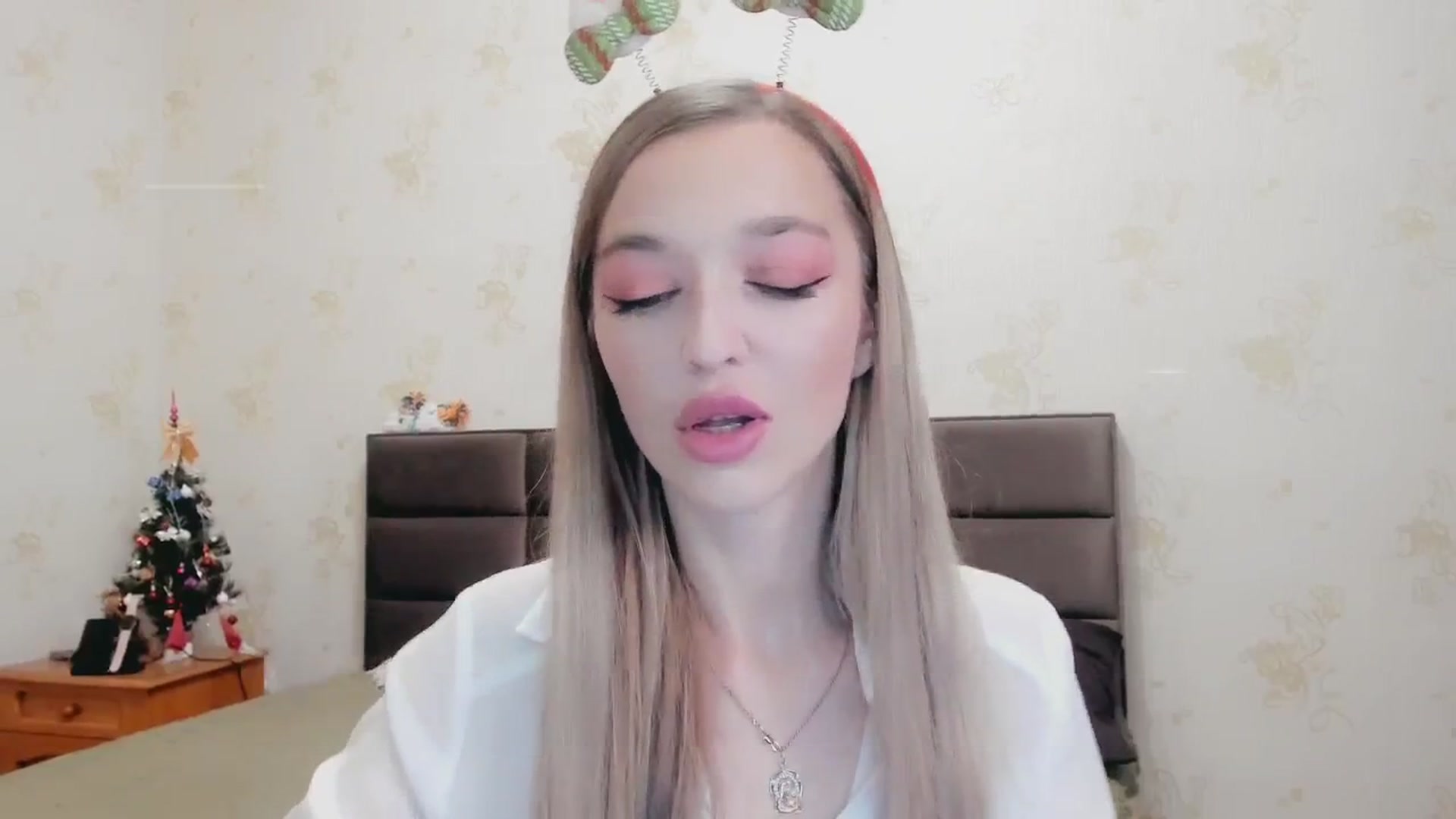 Gallery image thumbnail from Ambri_Lili's myfreecams stream on, 01/01/2025, 19:40 image 12 of 20