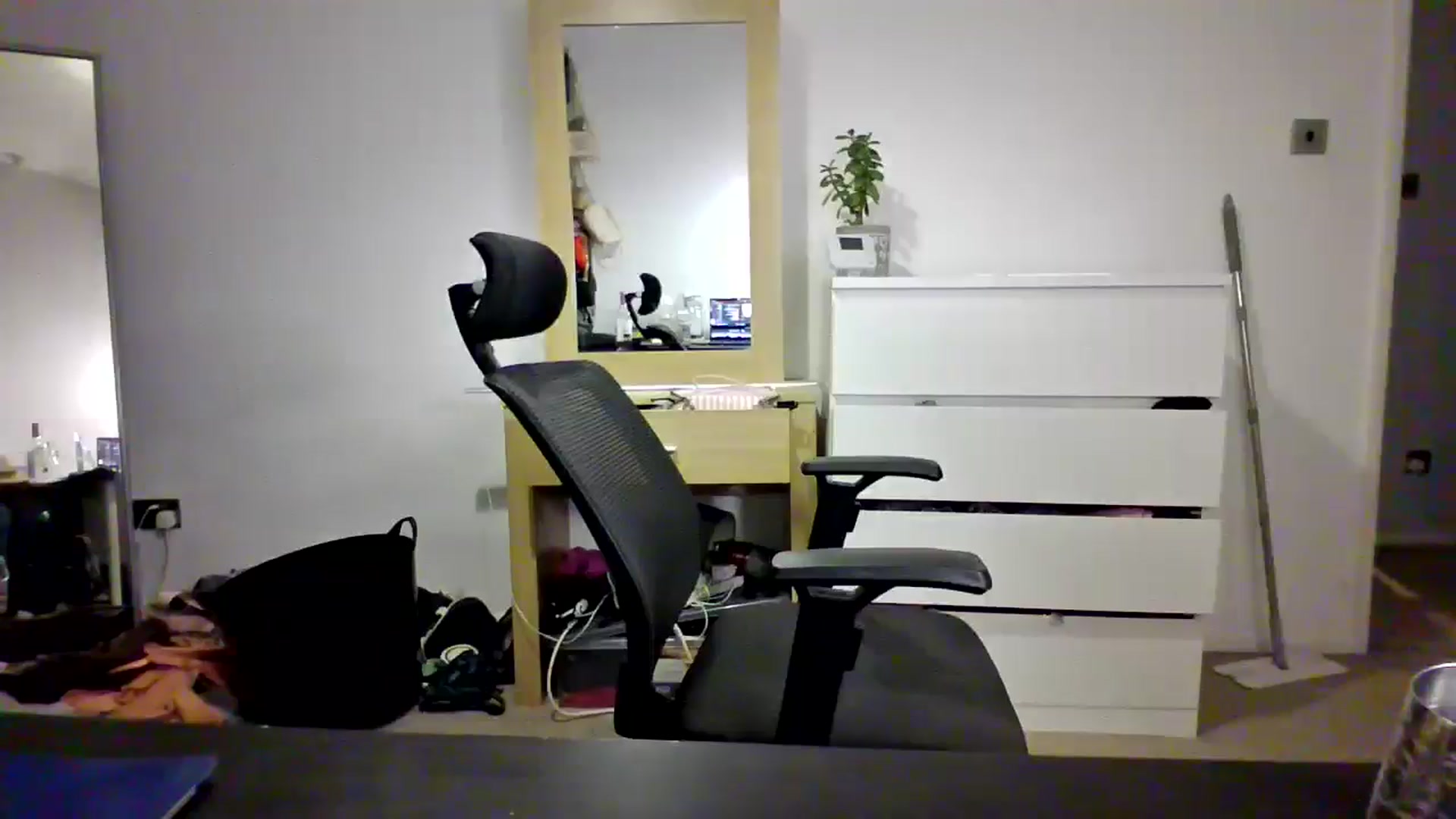 Gallery image thumbnail from Ameeraxo's myfreecams stream on, 08/28/2025, 02:44 image 17 of 20