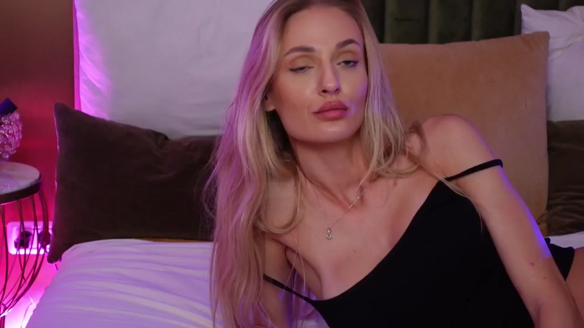 Gallery image thumbnail from AmeliaAngelx's myfreecams stream on, 10/08/2025, 10:51 image 4 of 20