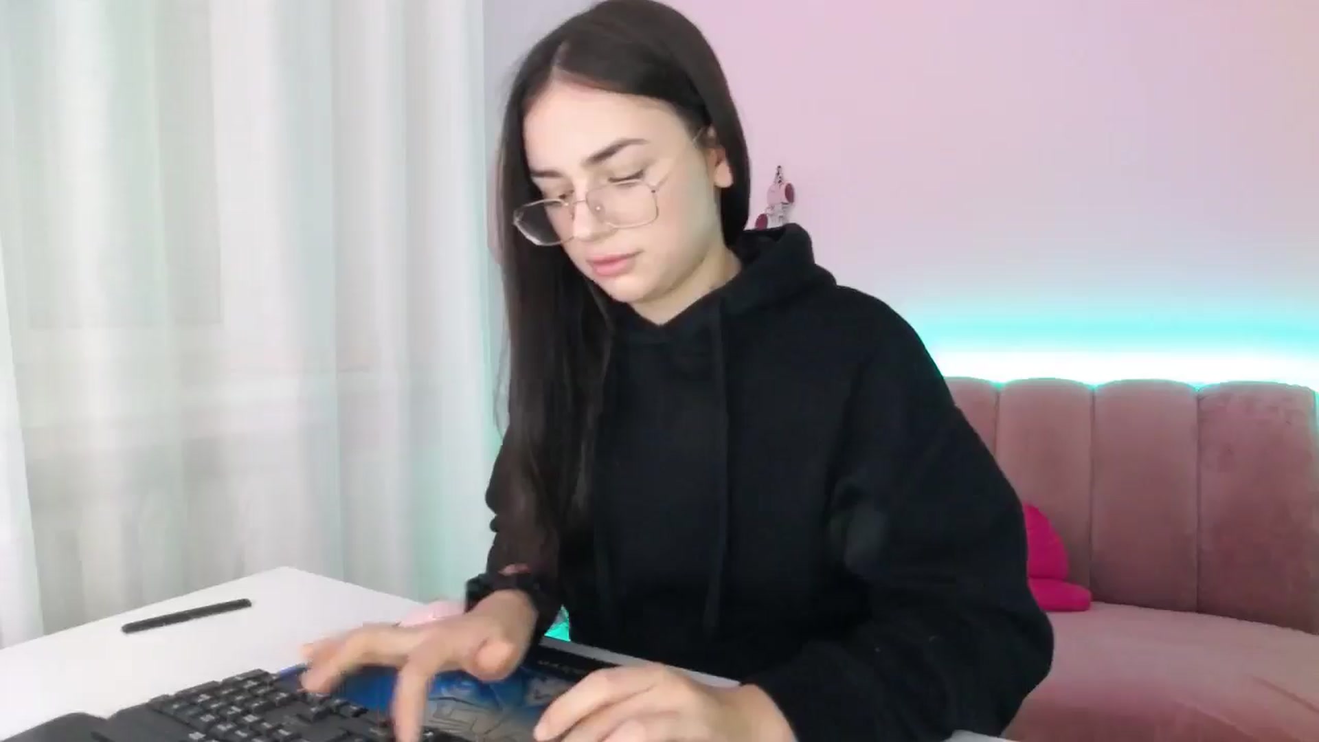 Gallery image thumbnail from AmeliaBell's myfreecams stream on, 11/16/2025, 10:09 image 9 of 20