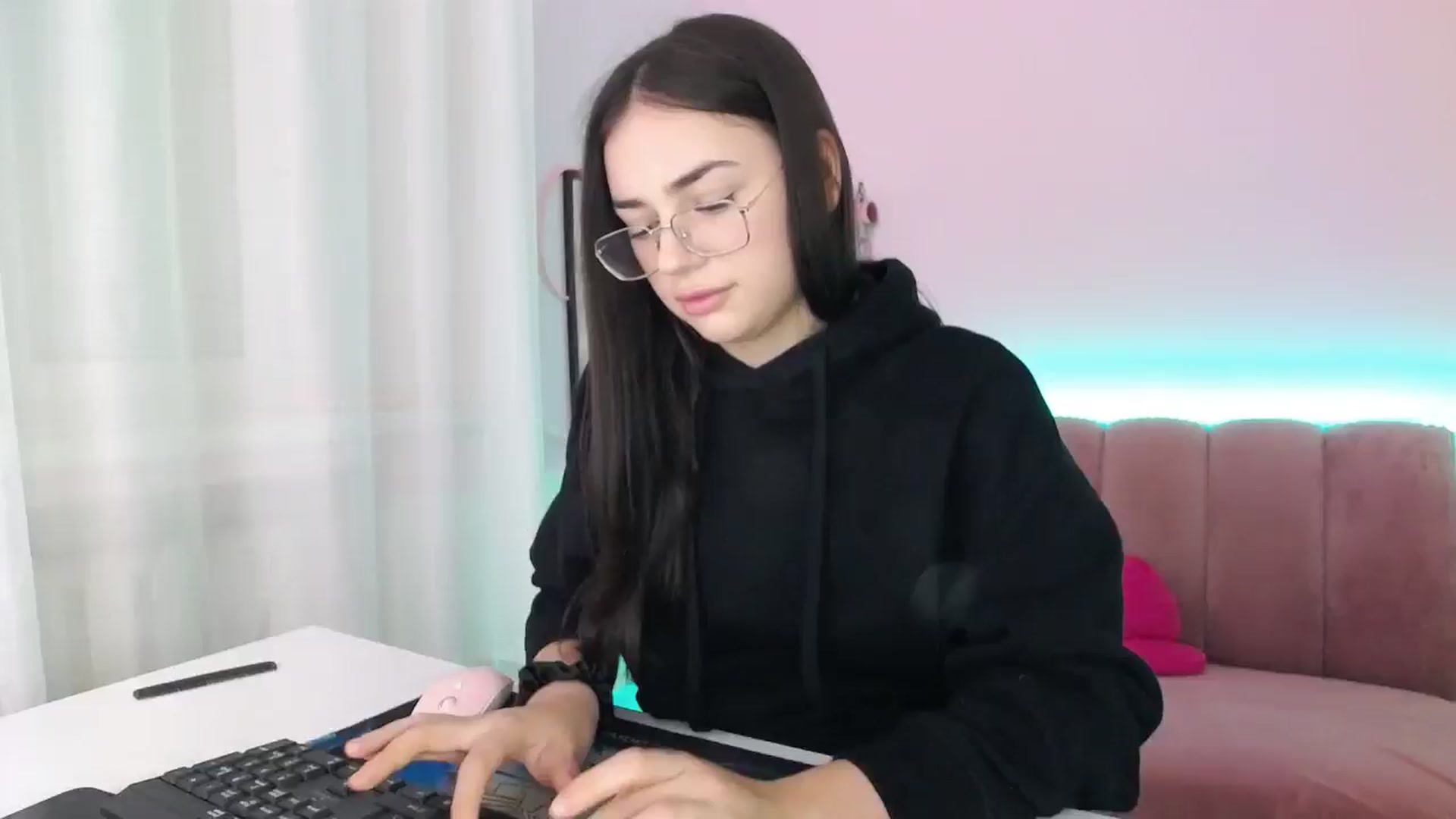 Gallery image thumbnail from AmeliaBell's myfreecams stream on, 11/16/2025, 10:09 image 6 of 20