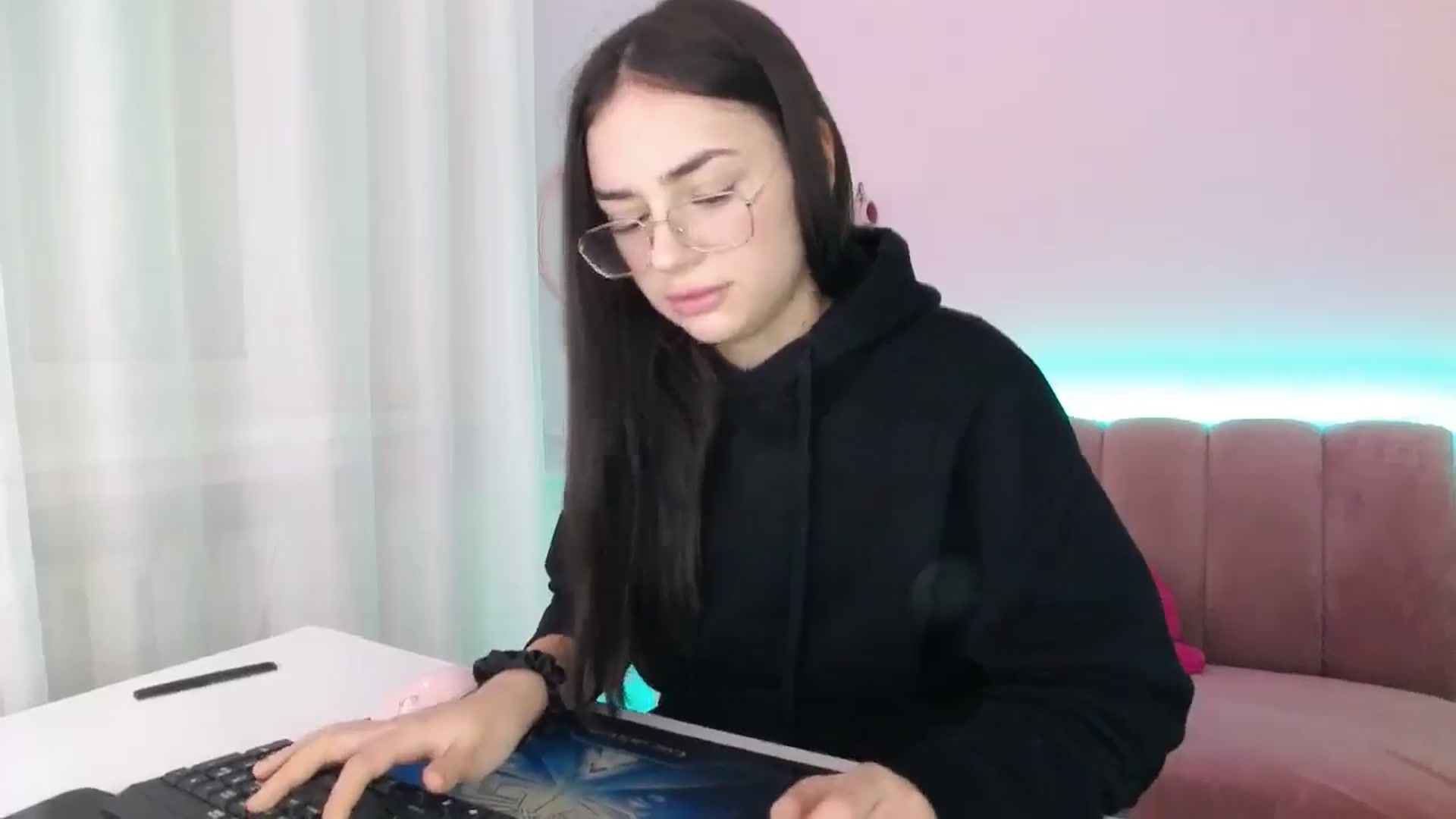 Gallery image thumbnail from AmeliaBell's myfreecams stream on, 11/16/2025, 10:09 image 18 of 20