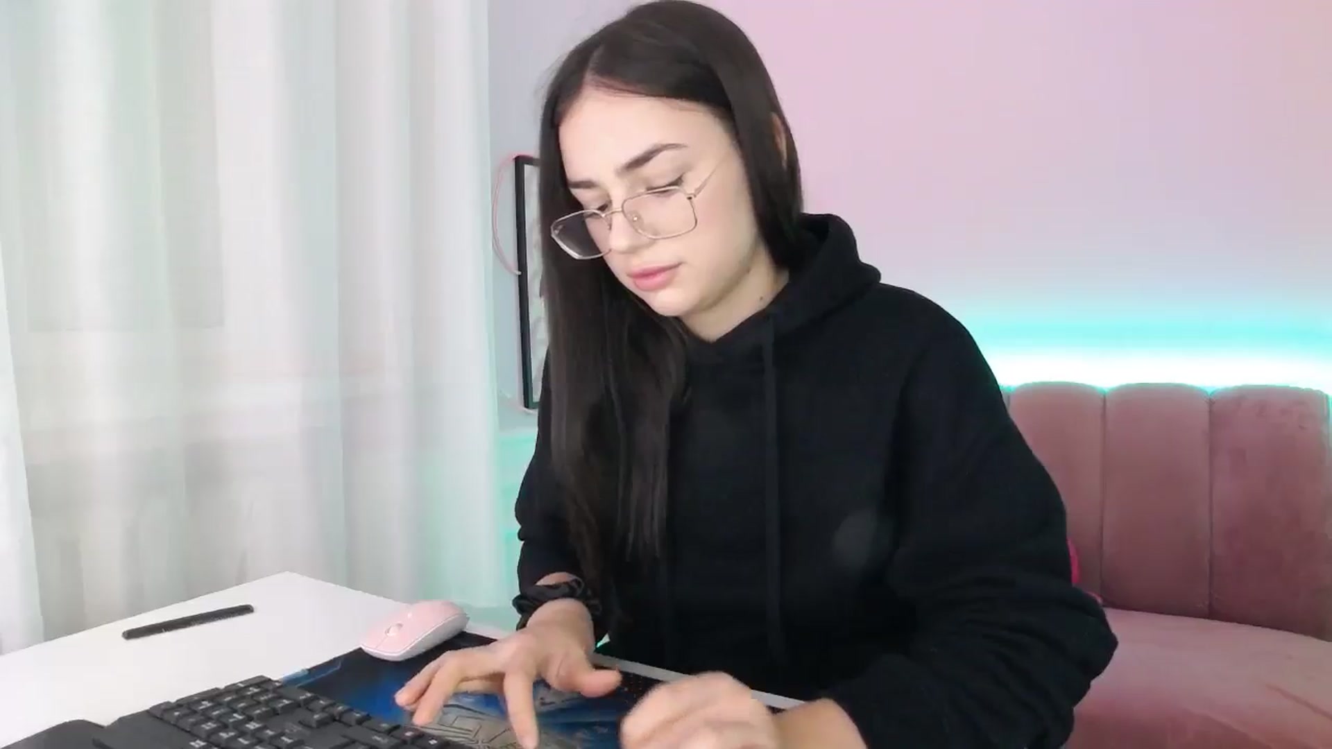 Gallery image thumbnail from AmeliaBell's myfreecams stream on, 11/16/2025, 10:09 image 15 of 20