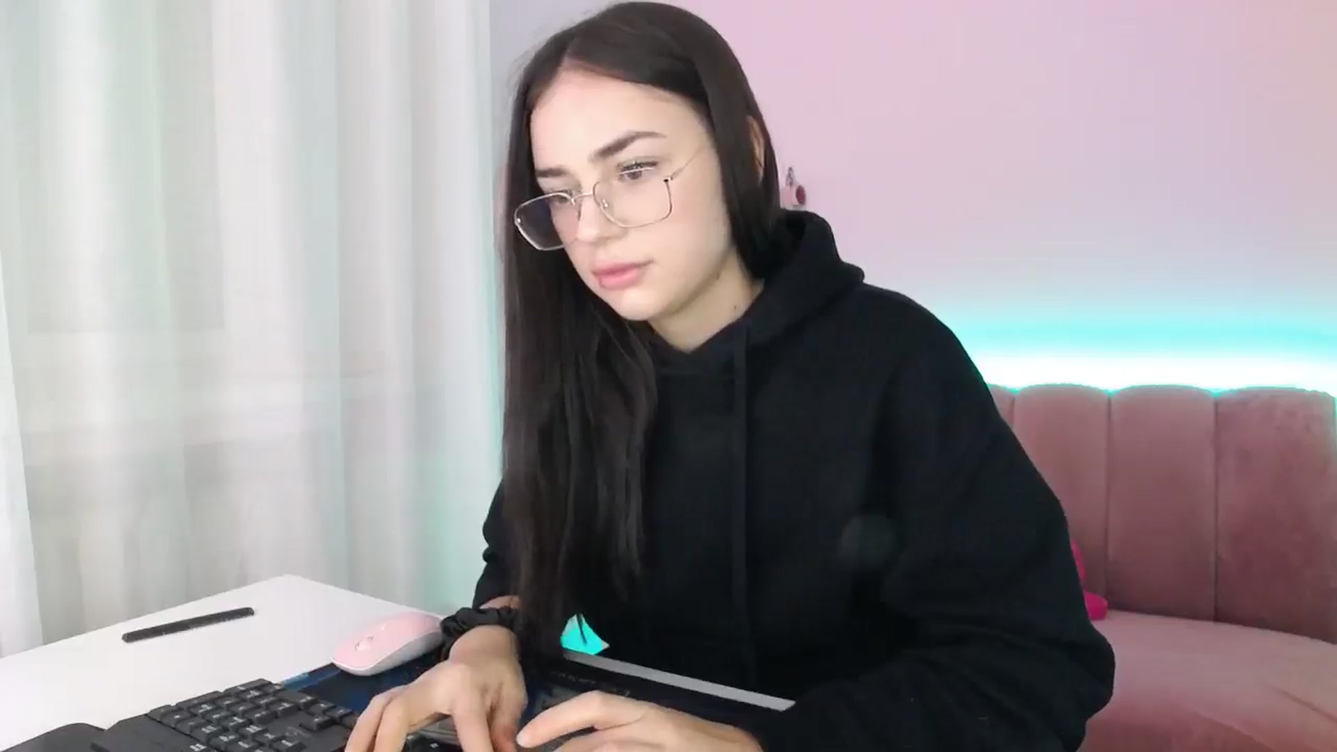 Gallery image thumbnail from AmeliaBell's myfreecams stream on, 11/16/2025, 10:09 image 19 of 20