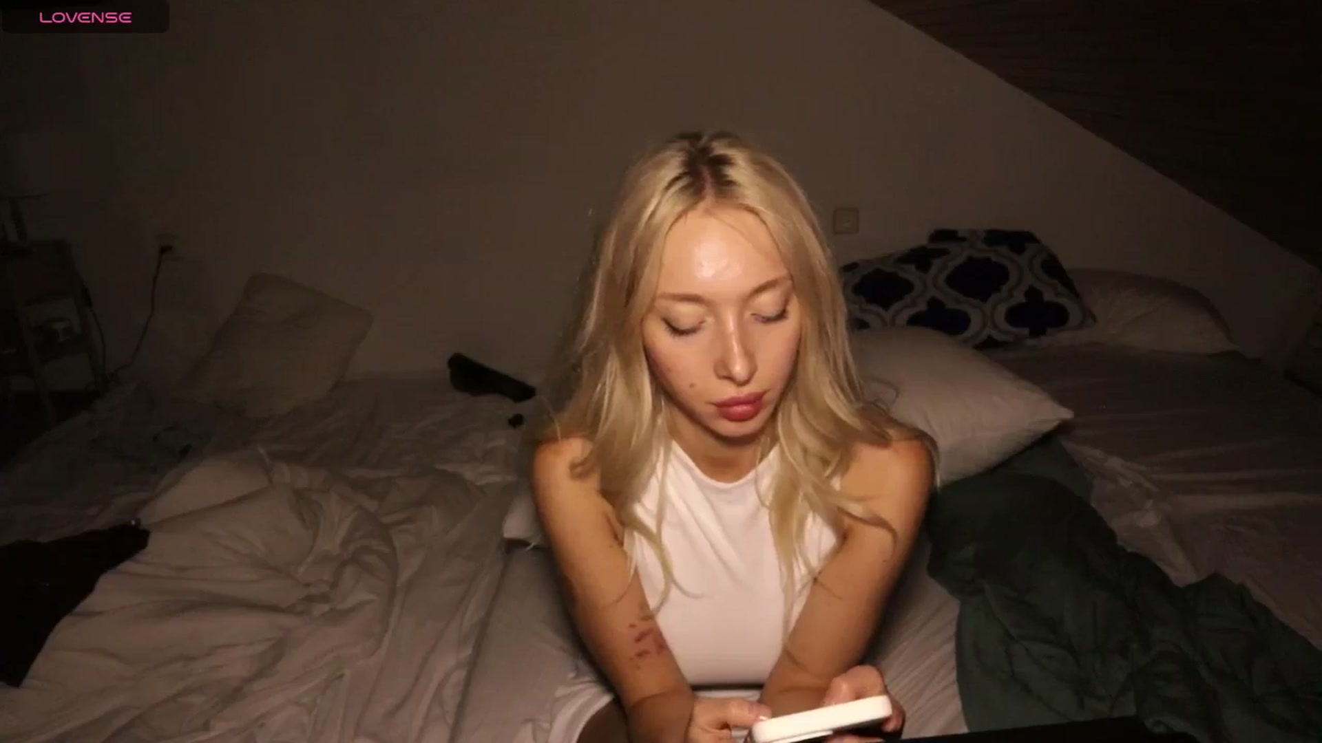Gallery image thumbnail from AmeliaRussso's myfreecams stream on, 08/26/2025, 20:36 image 9 of 20