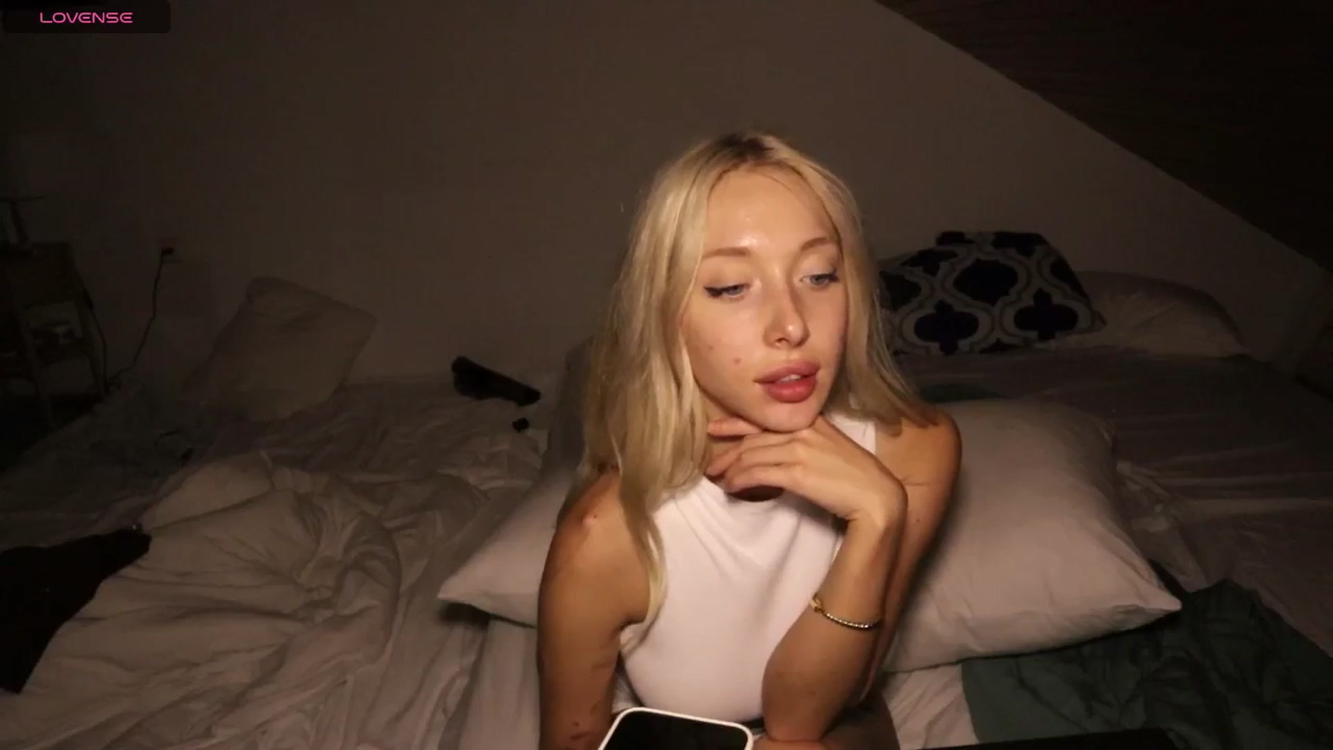 Gallery image thumbnail from AmeliaRussso's myfreecams stream on, 08/26/2025, 20:36 image 13 of 20