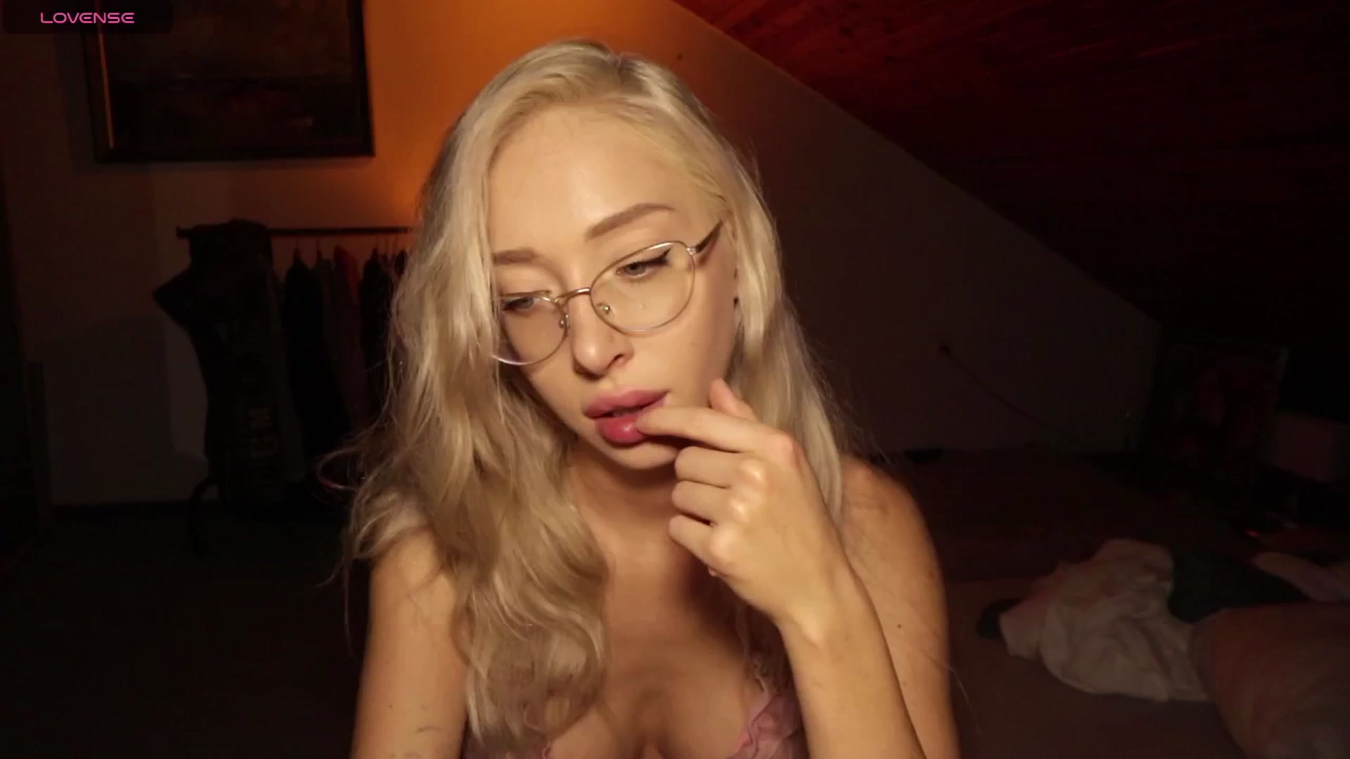 Gallery image thumbnail from AmeliaRussso's myfreecams stream on, 09/24/2025, 20:04 image 2 of 20