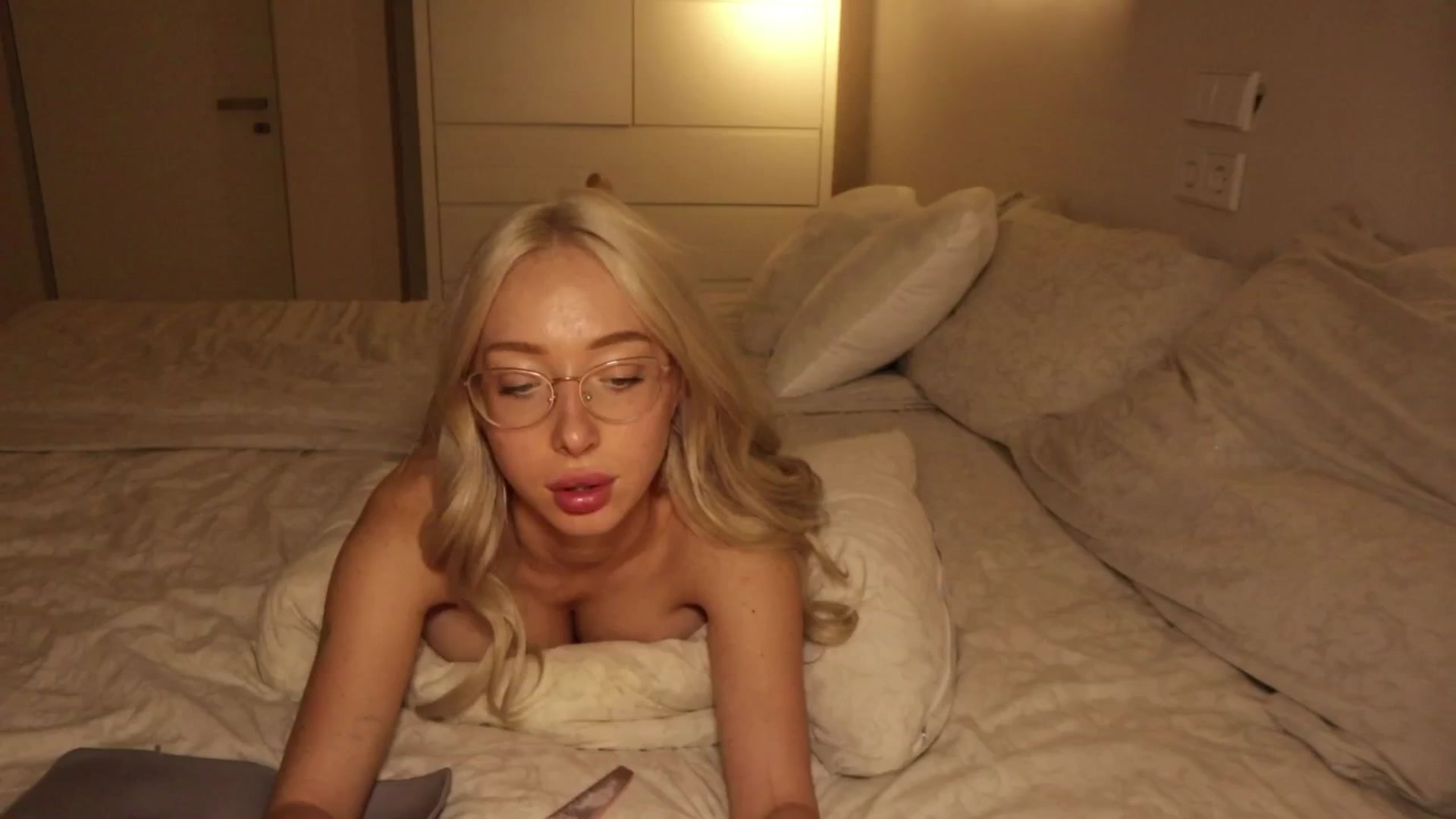 Gallery image thumbnail from AmeliaRussso's myfreecams stream on, 11/06/2025, 09:21 image 18 of 20