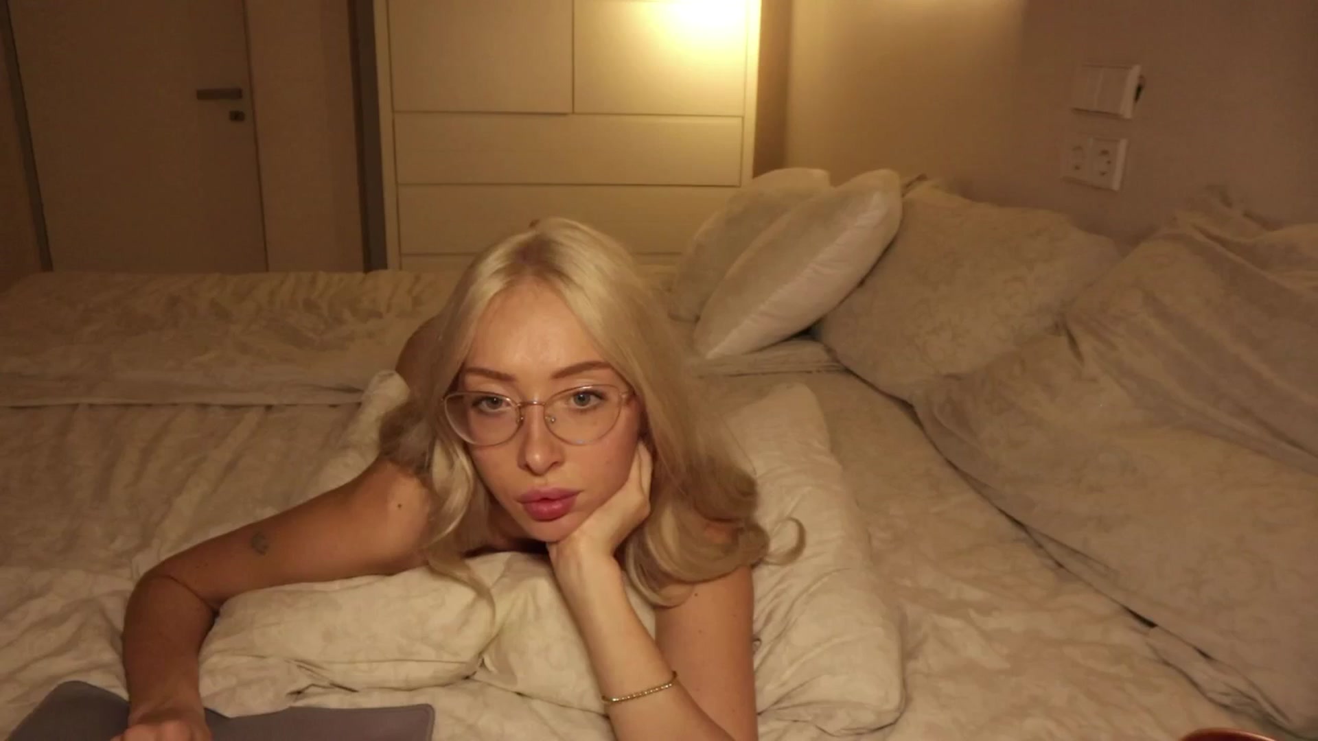 Gallery image thumbnail from AmeliaRussso's myfreecams stream on, 11/06/2025, 10:08 image 7 of 20