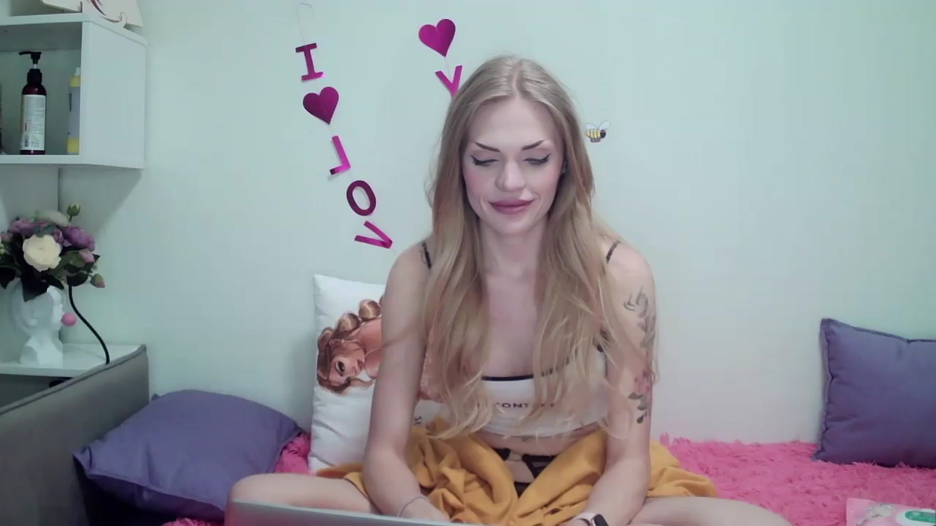 Gallery image thumbnail from AmelieDivine's myfreecams stream on, 04/09/2023, 21:35 image 16 of 20