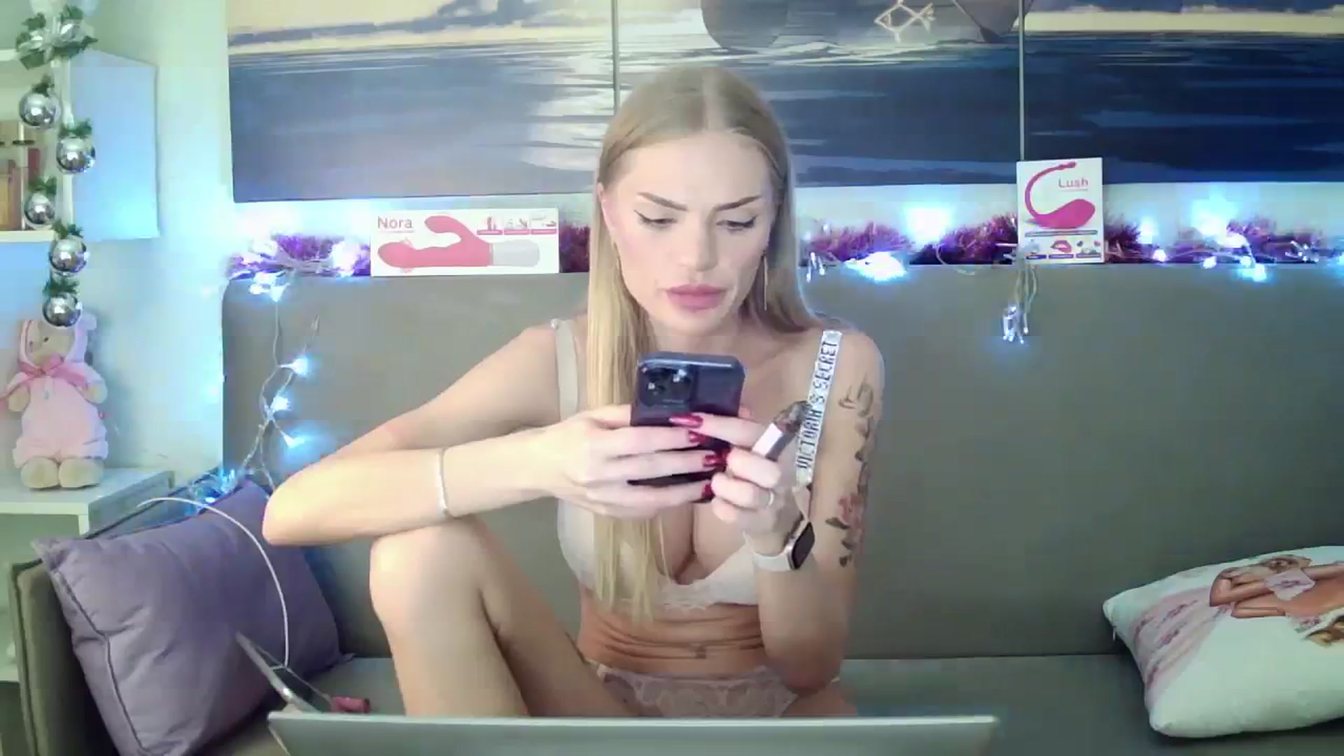 Gallery image thumbnail from AmelieDivine's myfreecams stream on, 12/27/2023, 22:30 image 15 of 20