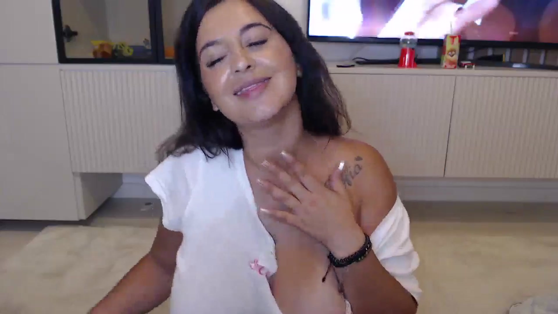 Gallery image thumbnail from AmelieSander's myfreecams stream on, 08/11/2025, 24:01 image 3 of 20