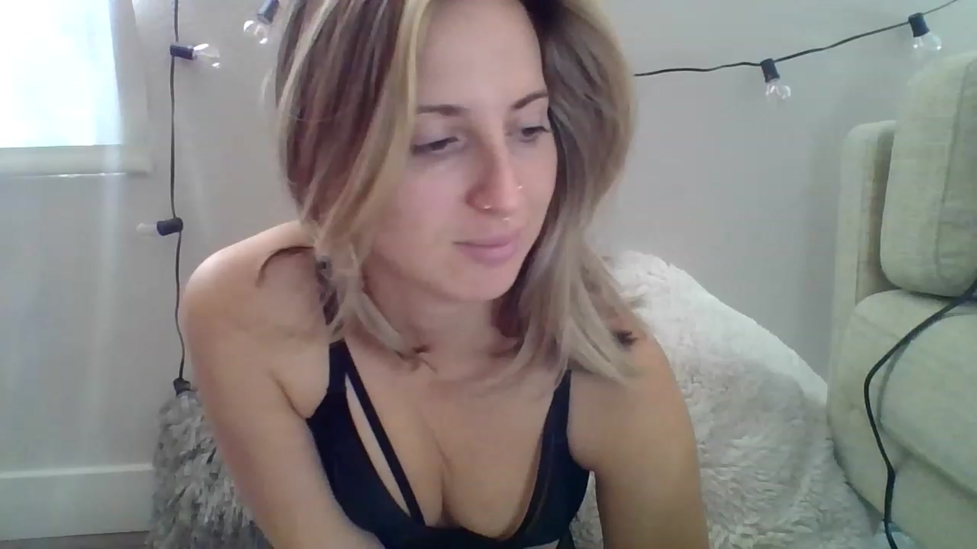 Gallery image thumbnail from Amethyst_Gem's myfreecams stream on, 11/22/2022, 19:11 image 2 of 20
