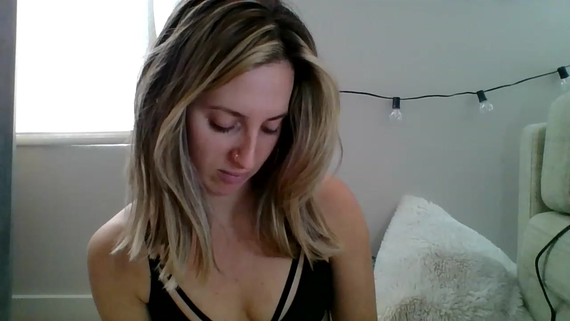 Gallery image thumbnail from Amethyst_Gem's myfreecams stream on, 11/22/2022, 19:11 image 11 of 20