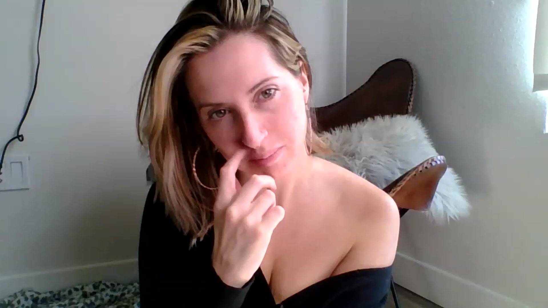 Gallery image thumbnail from Amethyst_Gem's myfreecams stream on, 12/20/2022, 19:43 image 12 of 20