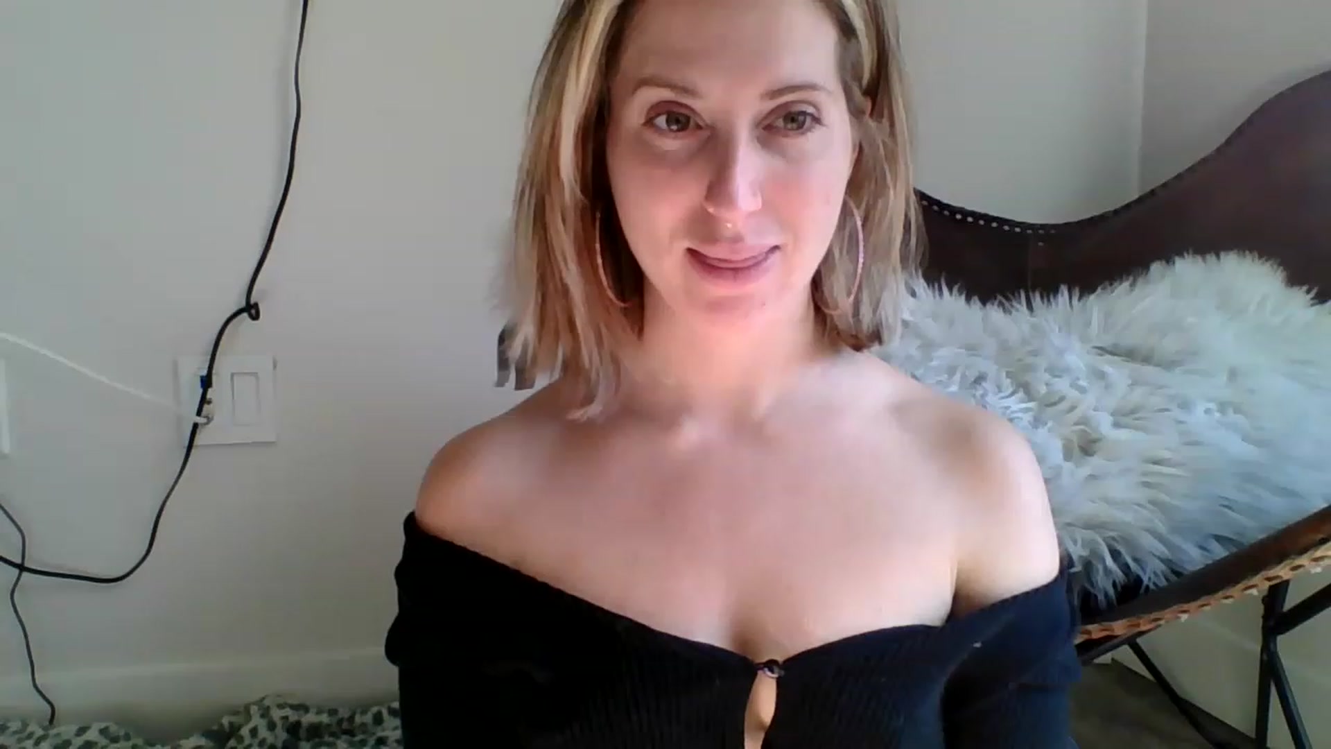 Gallery image thumbnail from Amethyst_Gem's myfreecams stream on, 12/20/2022, 19:43 image 3 of 20
