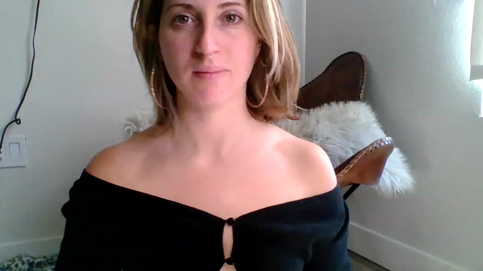 Gallery image thumbnail from Amethyst_Gem's myfreecams stream on, 12/20/2022, 19:43 image 13 of 20