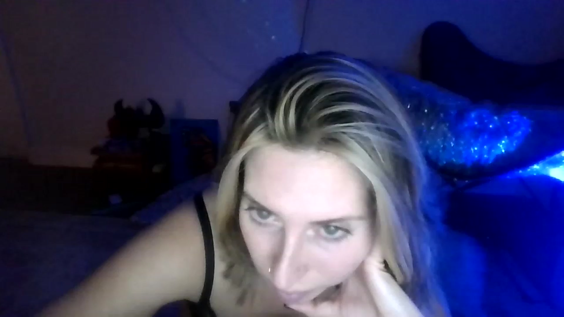 Gallery image thumbnail from Amethyst_Gem's myfreecams stream on, 12/28/2022, 06:34 image 18 of 20
