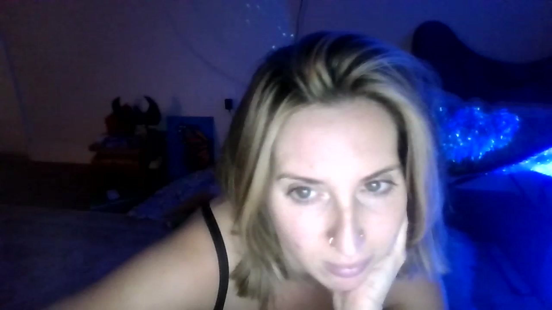 Gallery image thumbnail from Amethyst_Gem's myfreecams stream on, 12/28/2022, 06:34 image 17 of 20